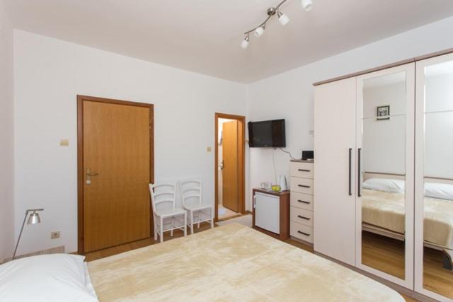 Apartment and Rooms Zora