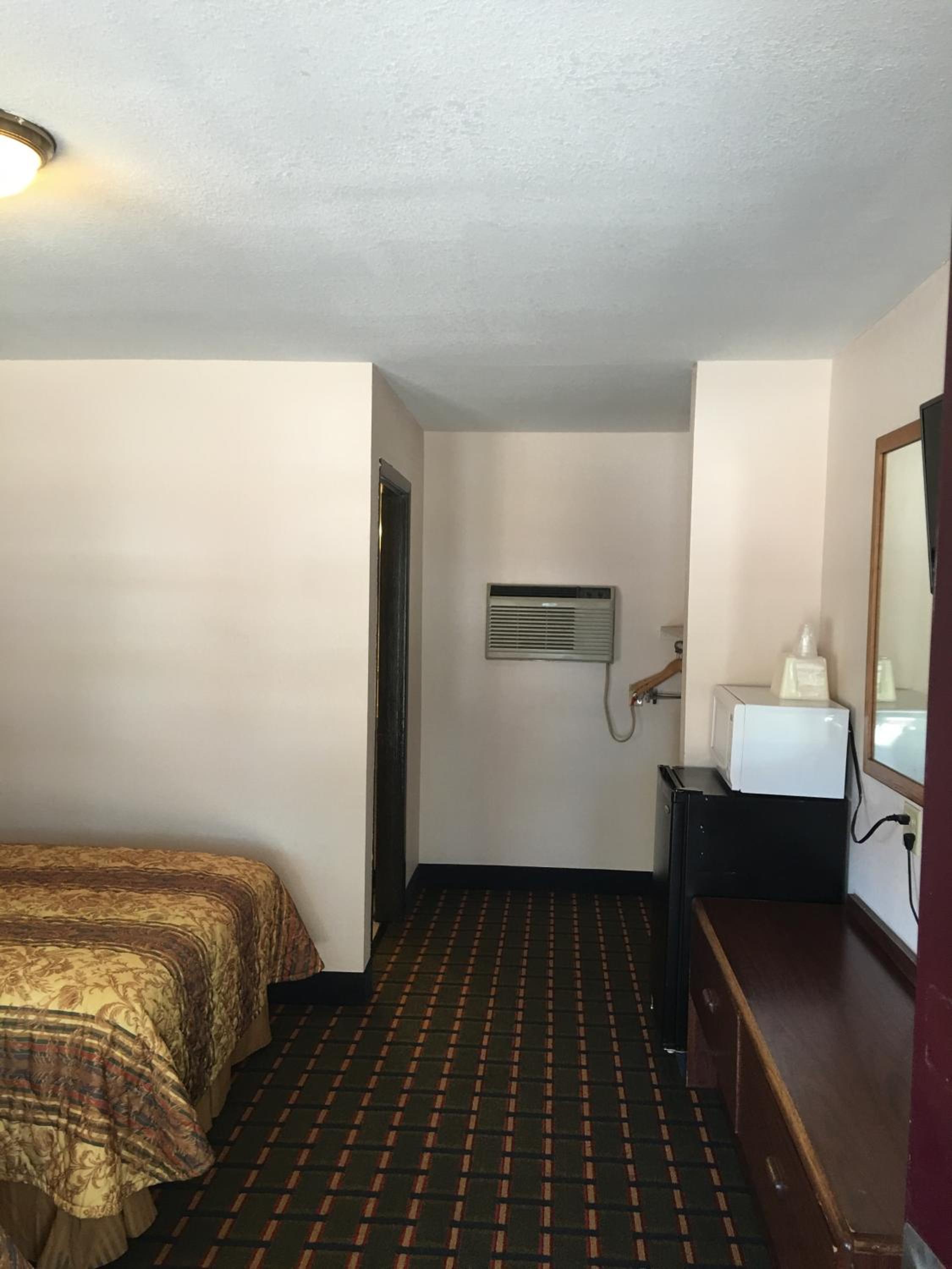 Marianna Vacations - Best Value Inn Motel Sandusky - Property Image 61