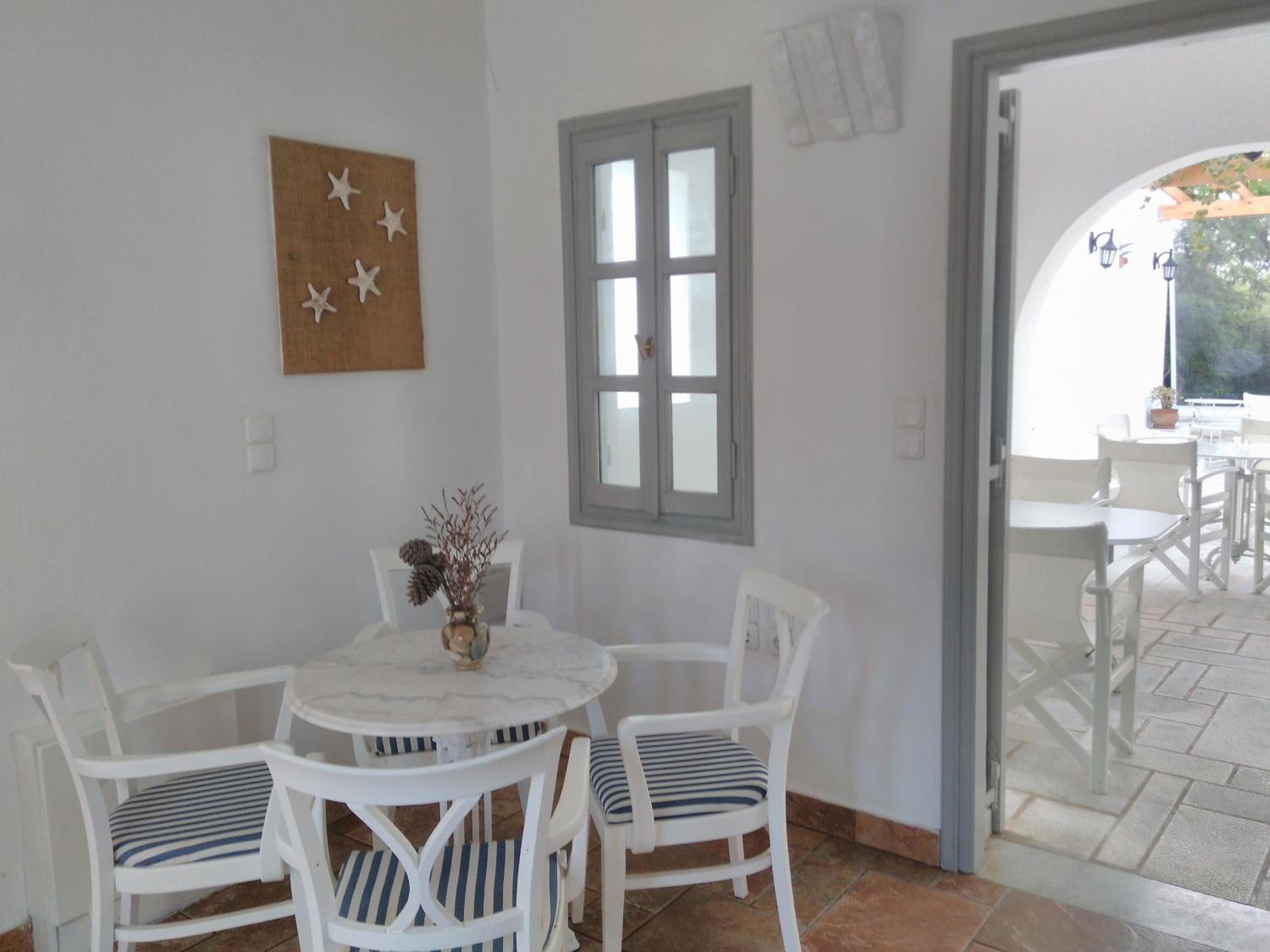 Roussos Beach Hotel