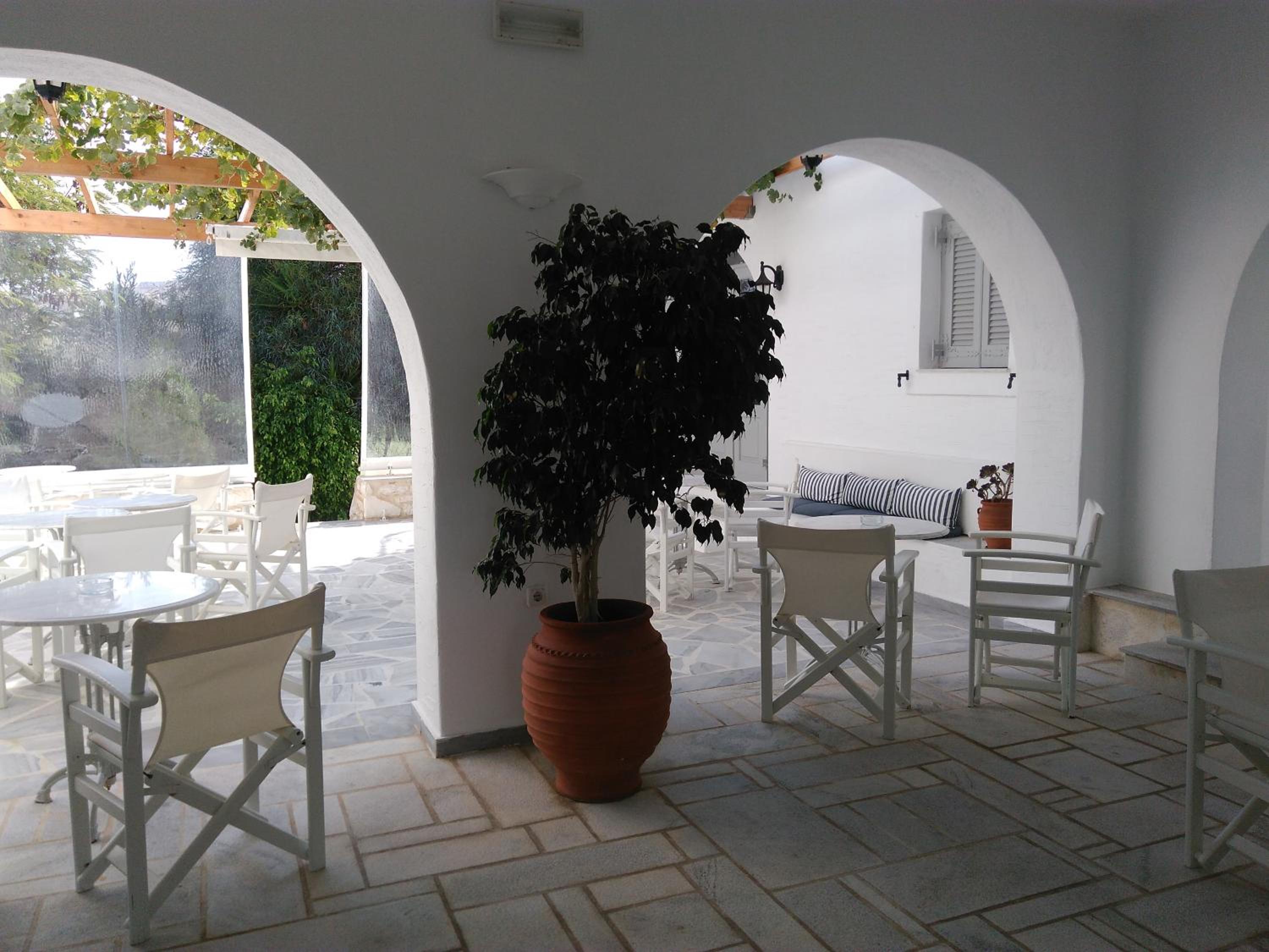 Roussos Beach Hotel