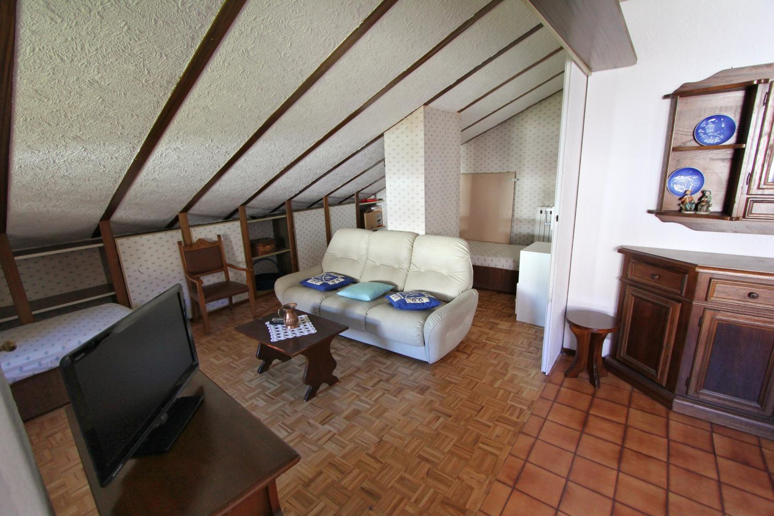 Hostdomus - Bi Level Apartment photo 4