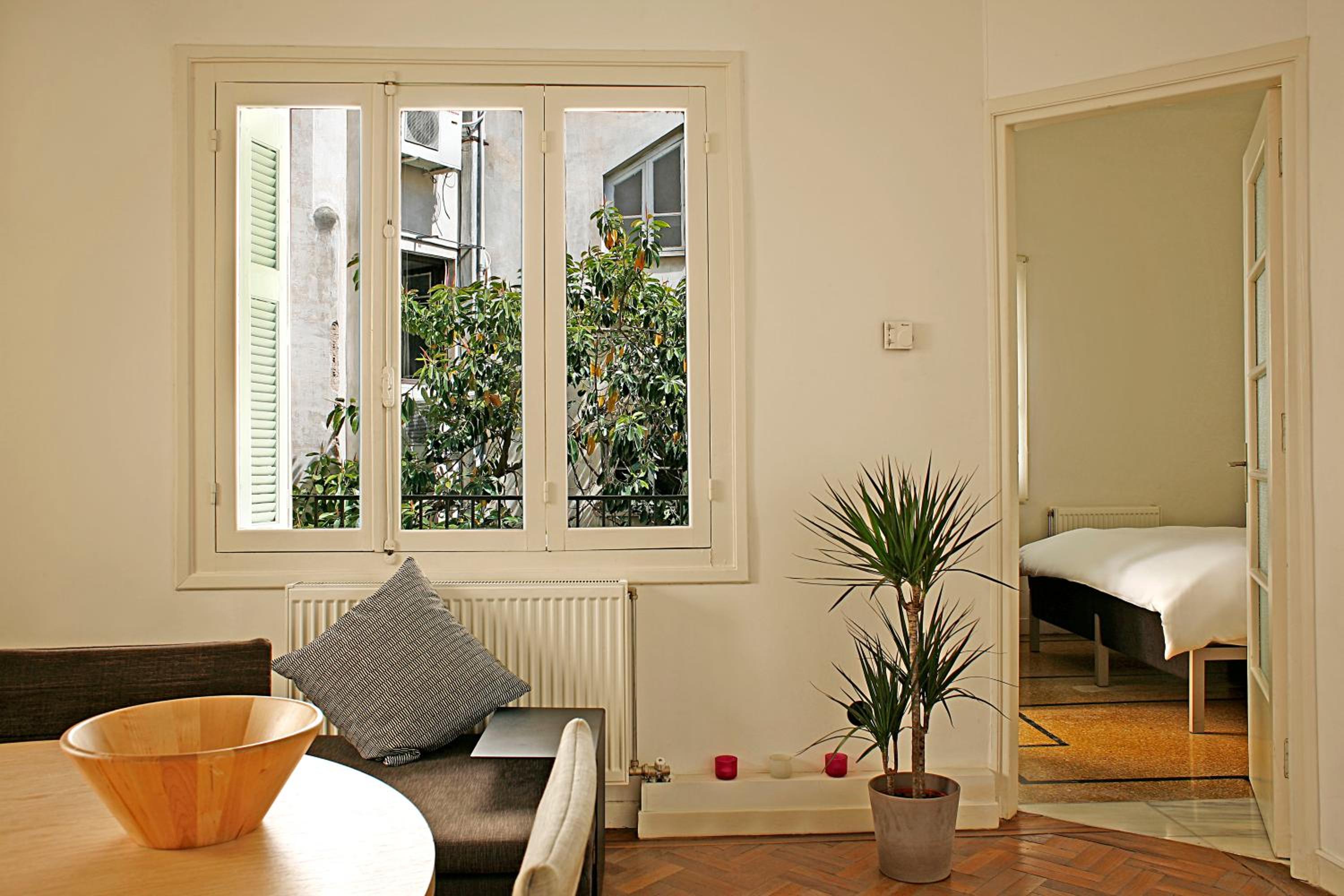 Bauhaus building with green roof top terrace - EP16