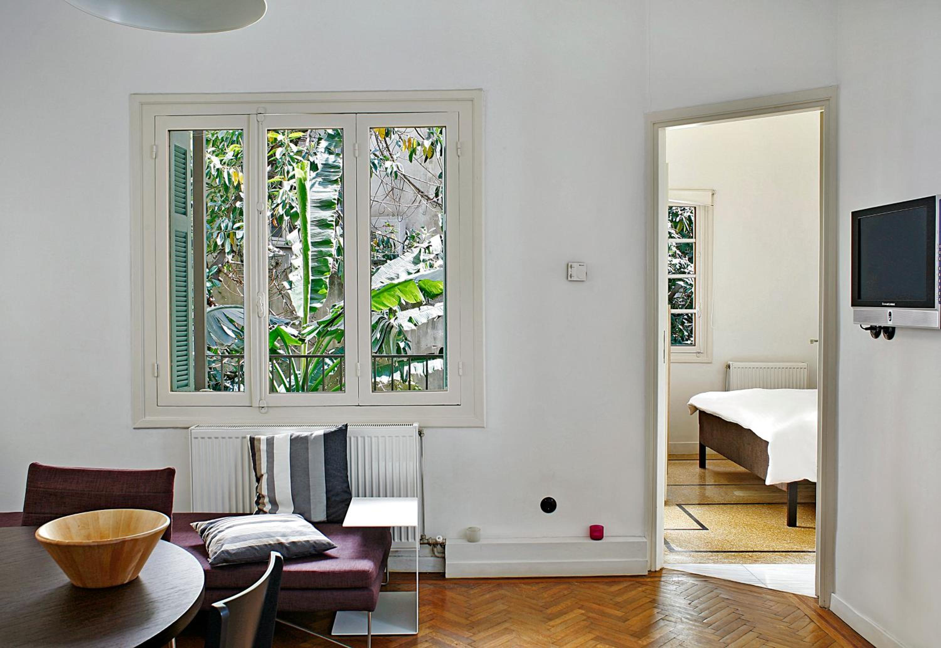 Bauhaus building with green roof top terrace - EP16
