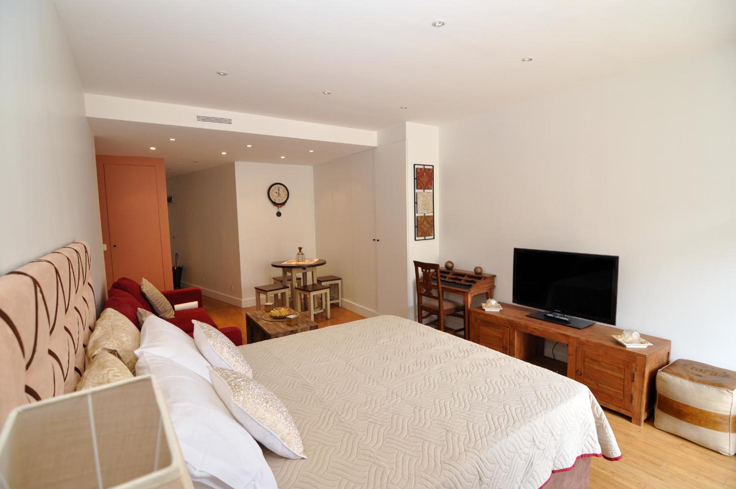 Champs Elysees Executive Apartment