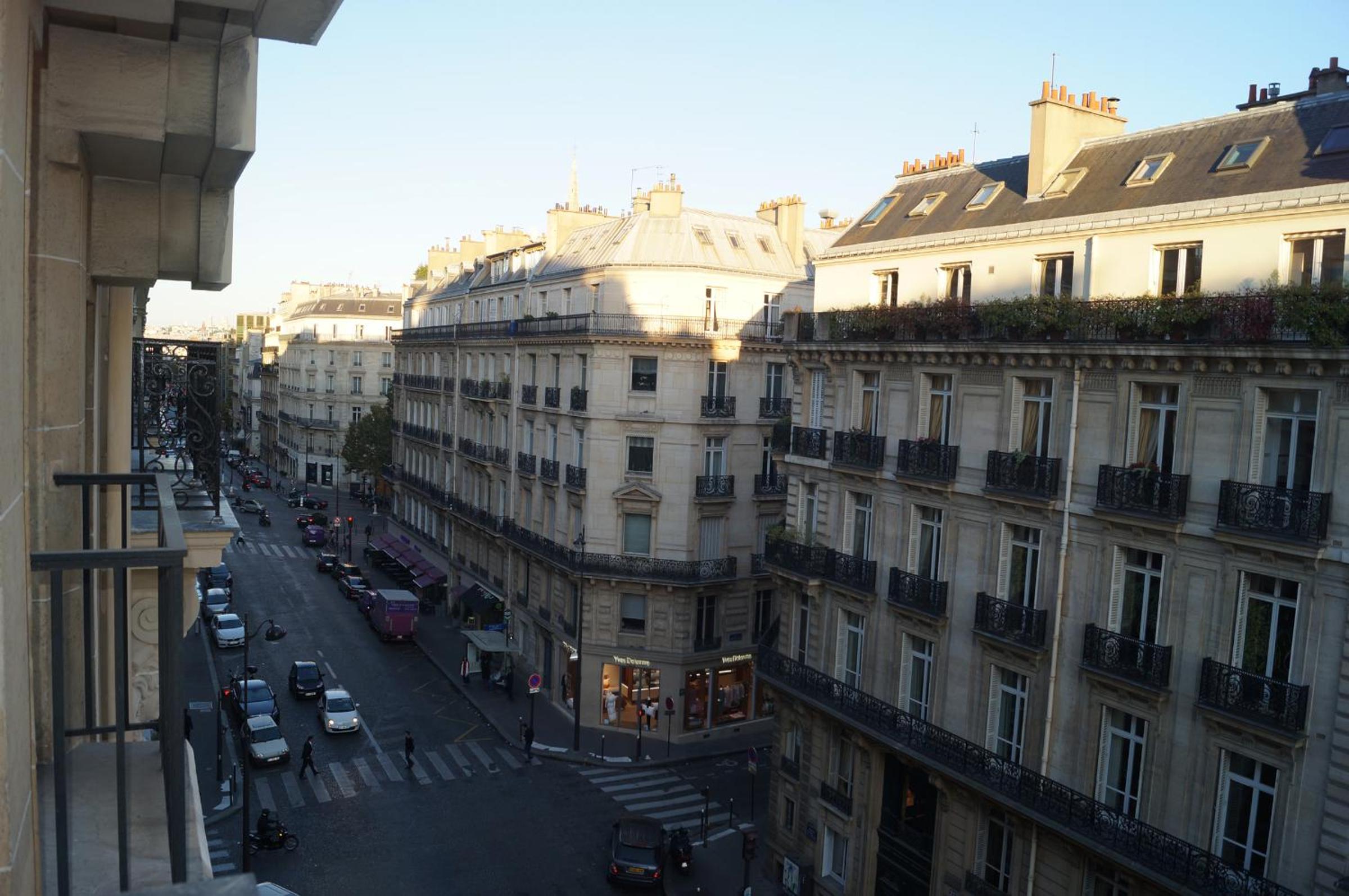 Champs Elysees Executive Apartment