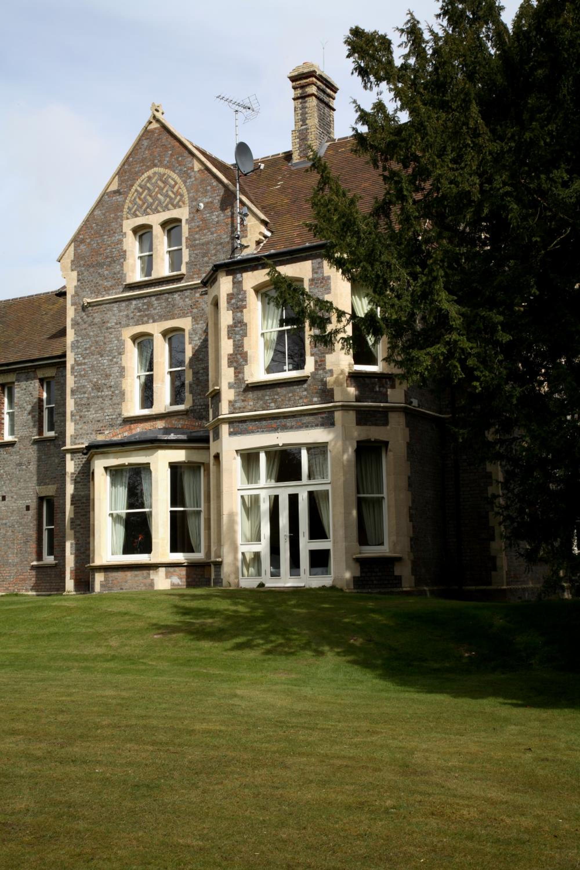 Basingstoke Vacations - Sherborne House, City Centre Victorian Apartments - Property Image 3