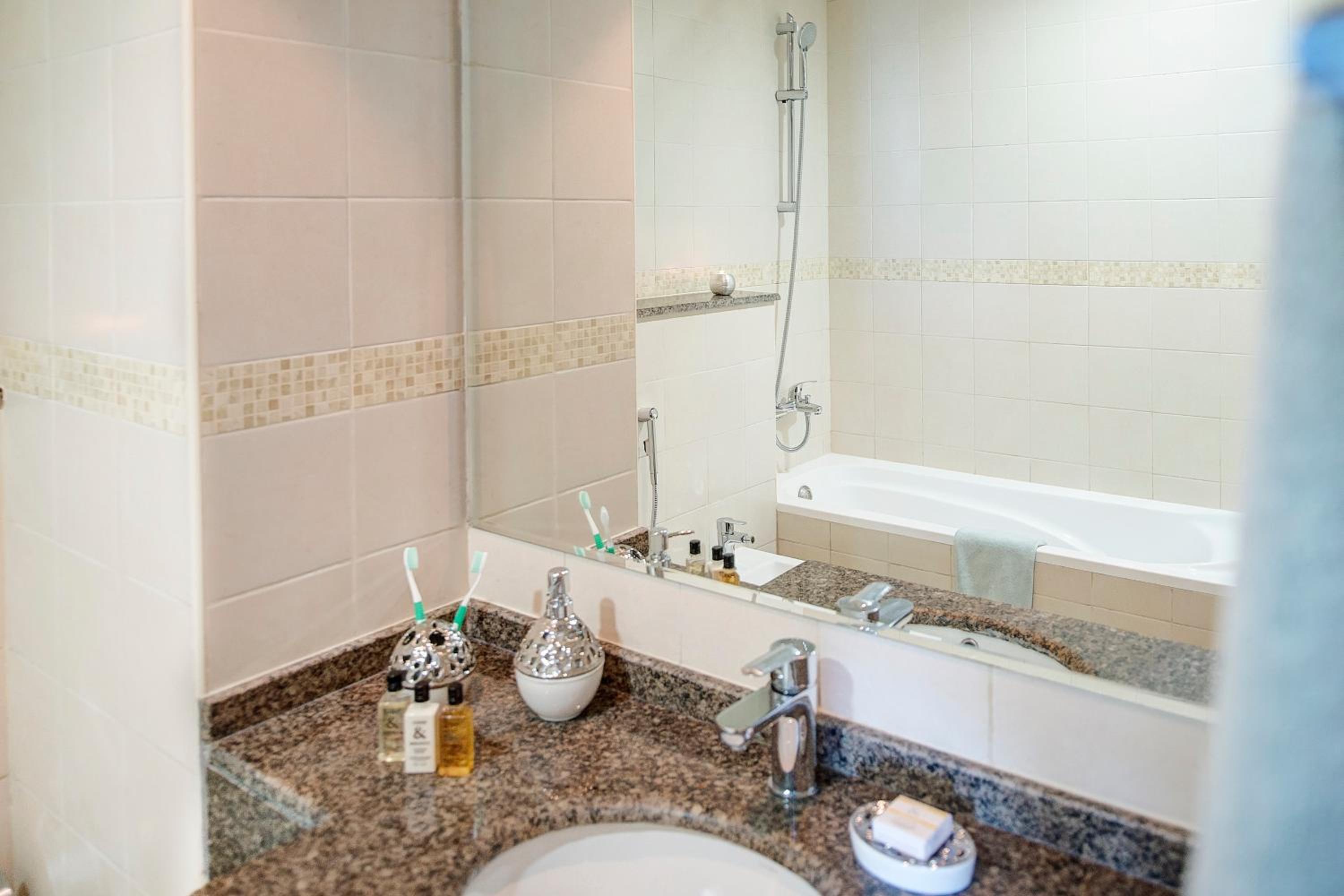 Dream Inn Apartments - Bay Central