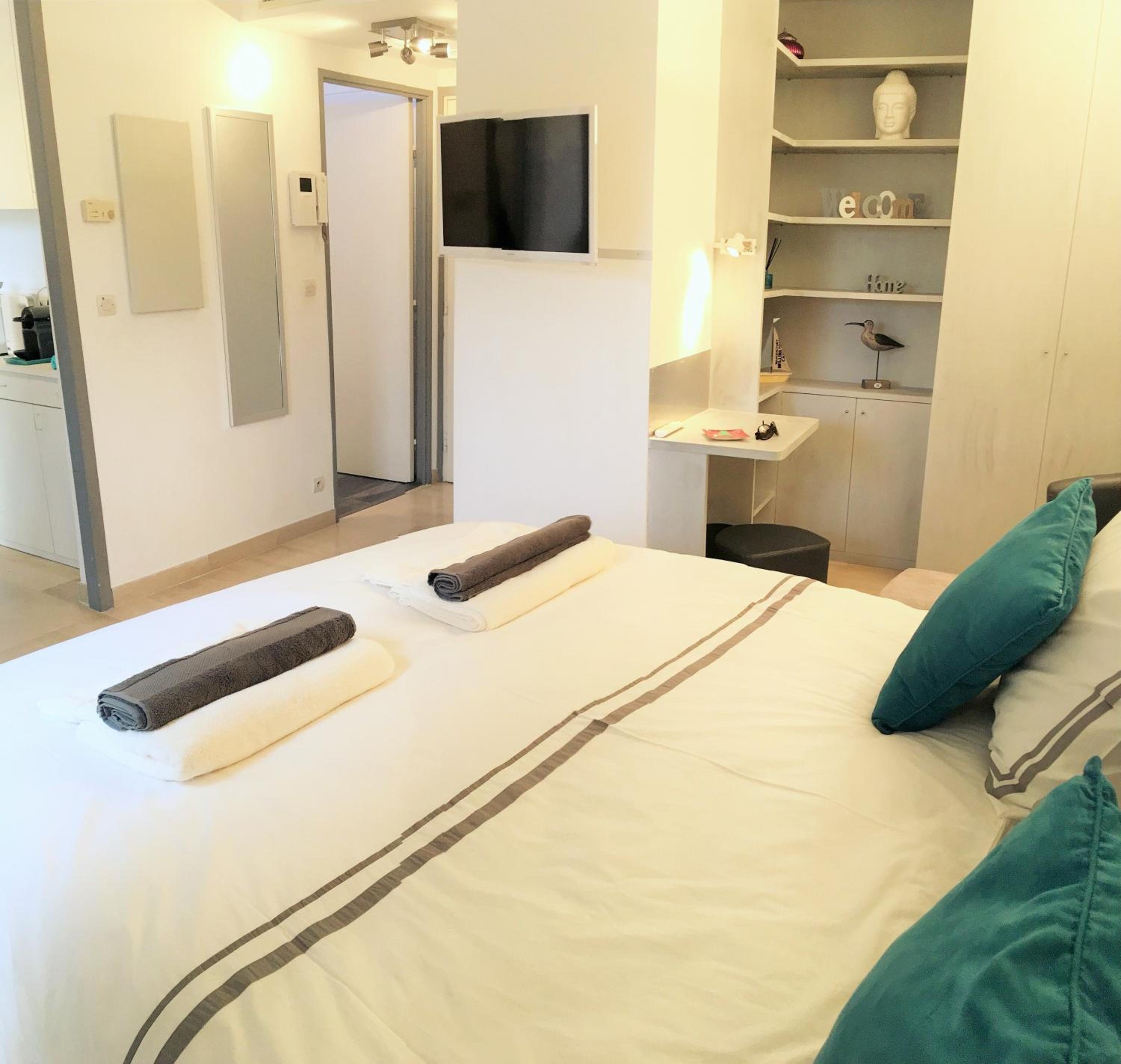 Suquet's Luxury Studio view 4