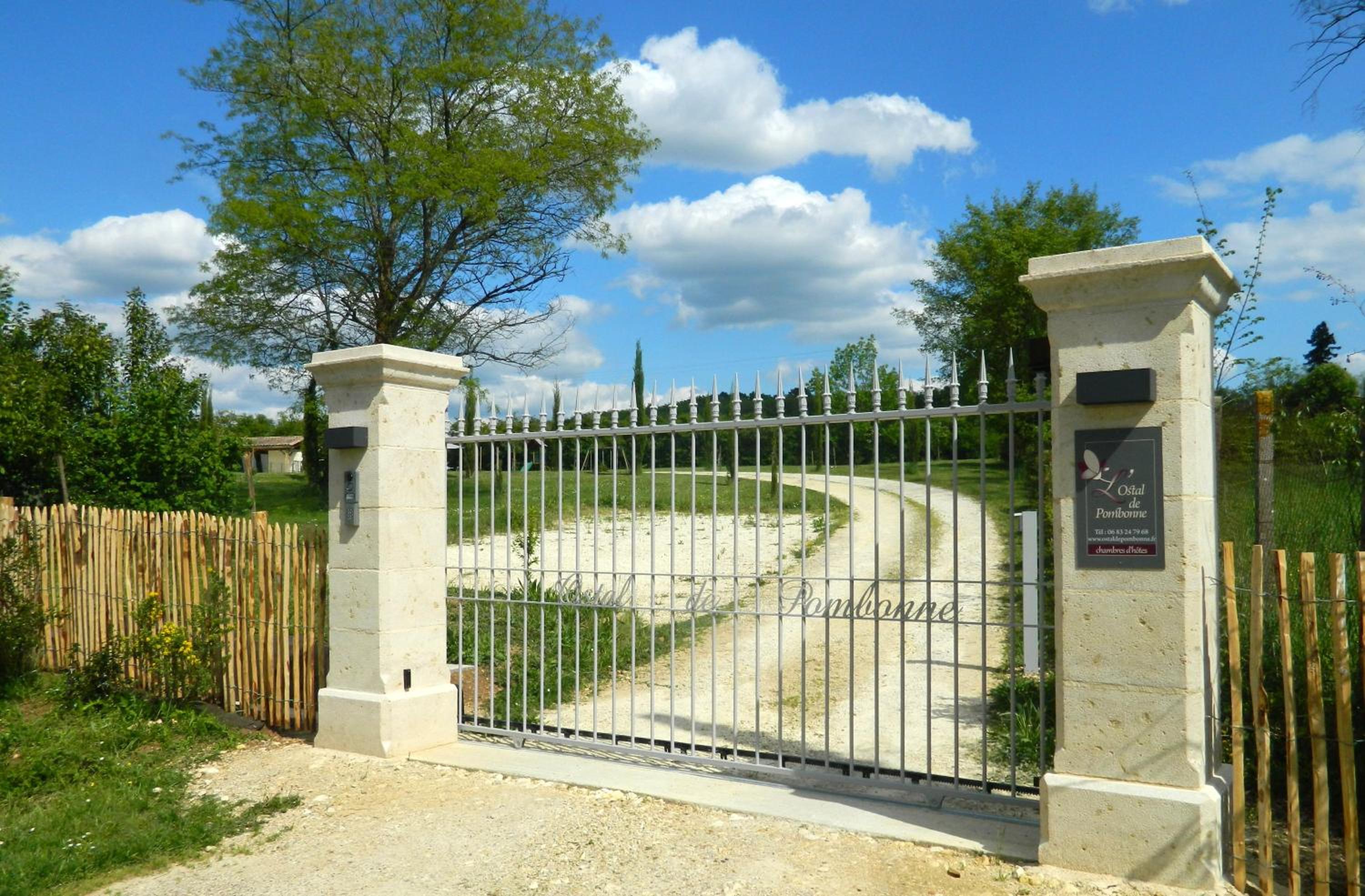 Chambres & Tables d'Hôtes L'Ostal de Pombonne