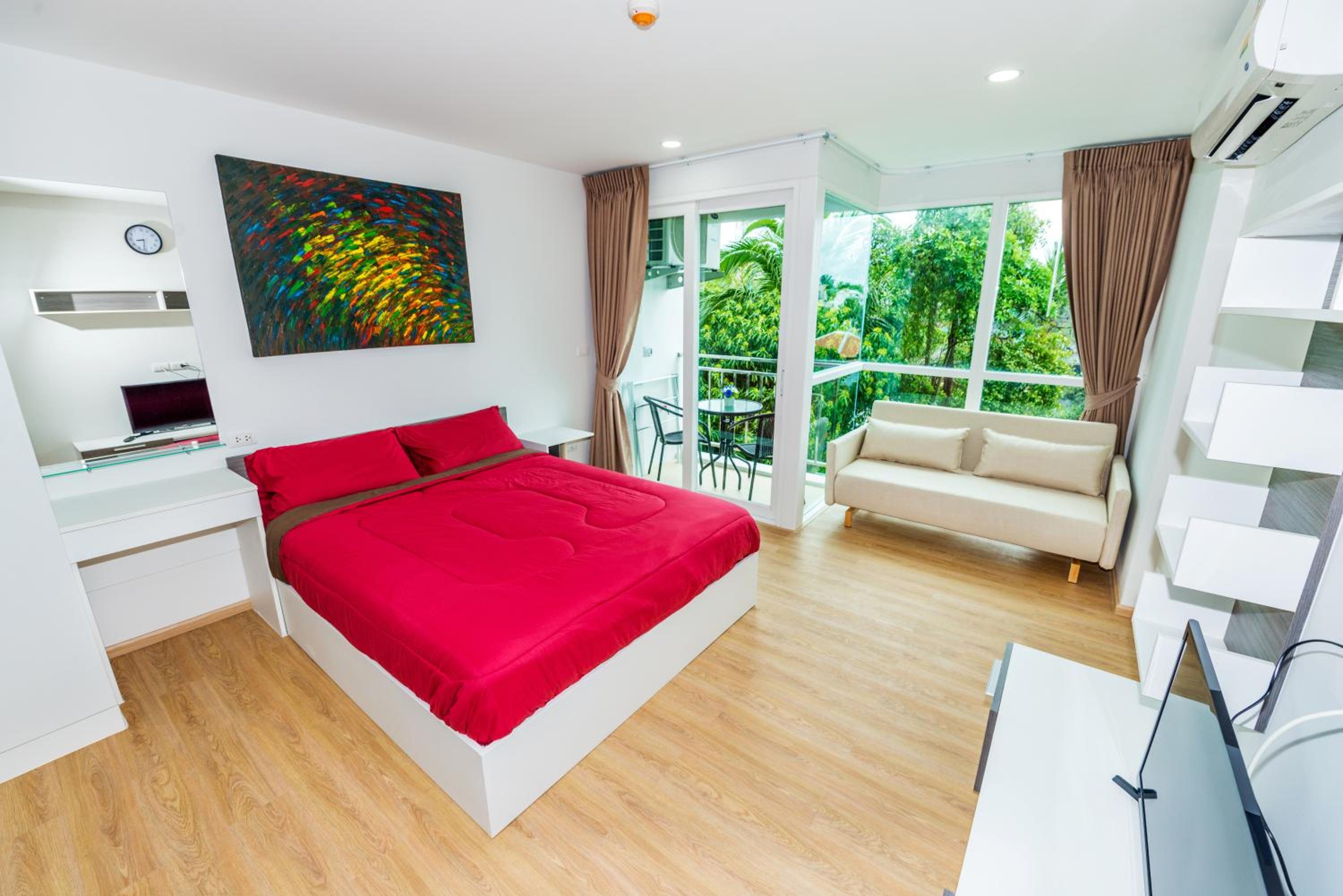 Ozone Condotel, Kata Beach