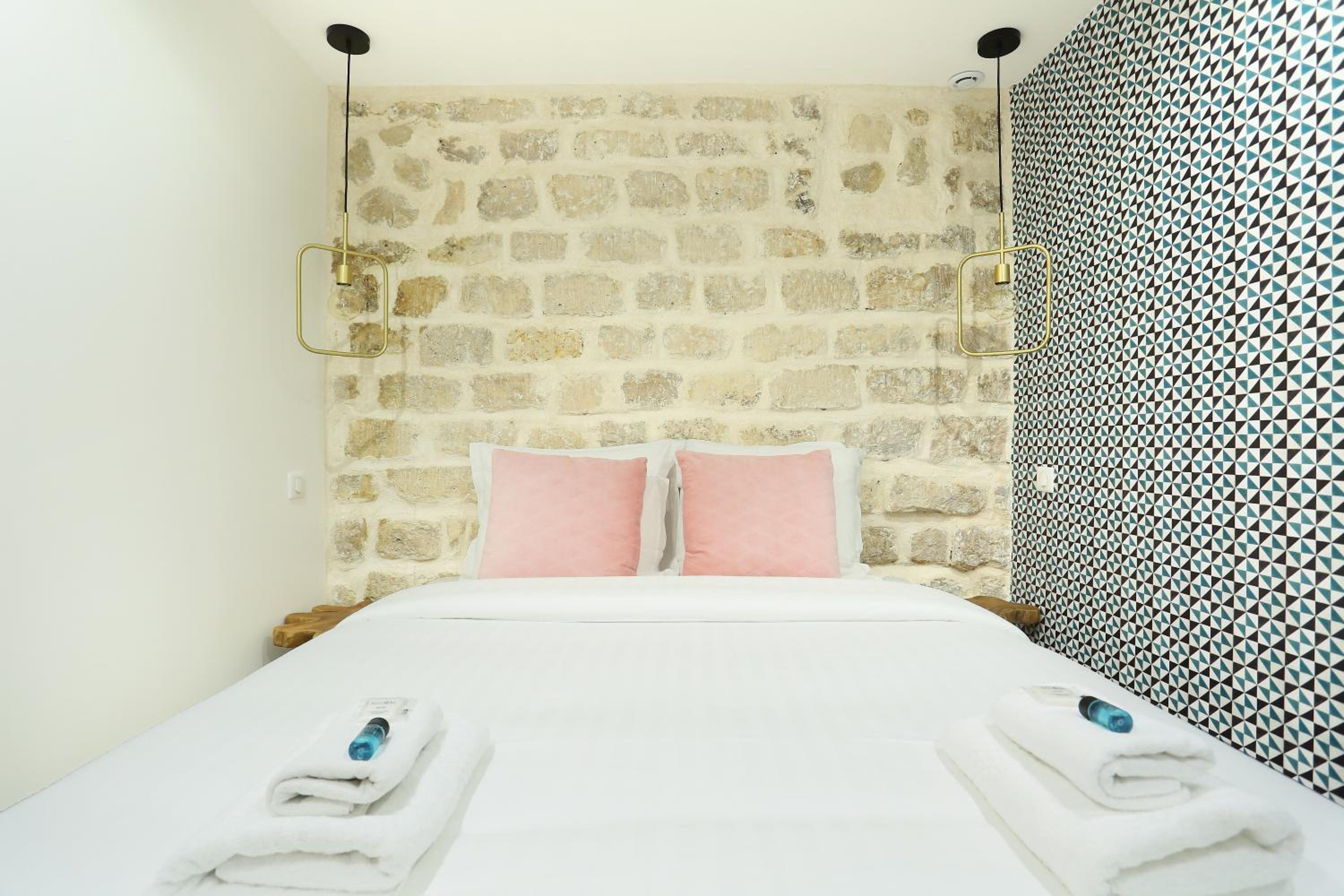 Rent a Room - Charon 3