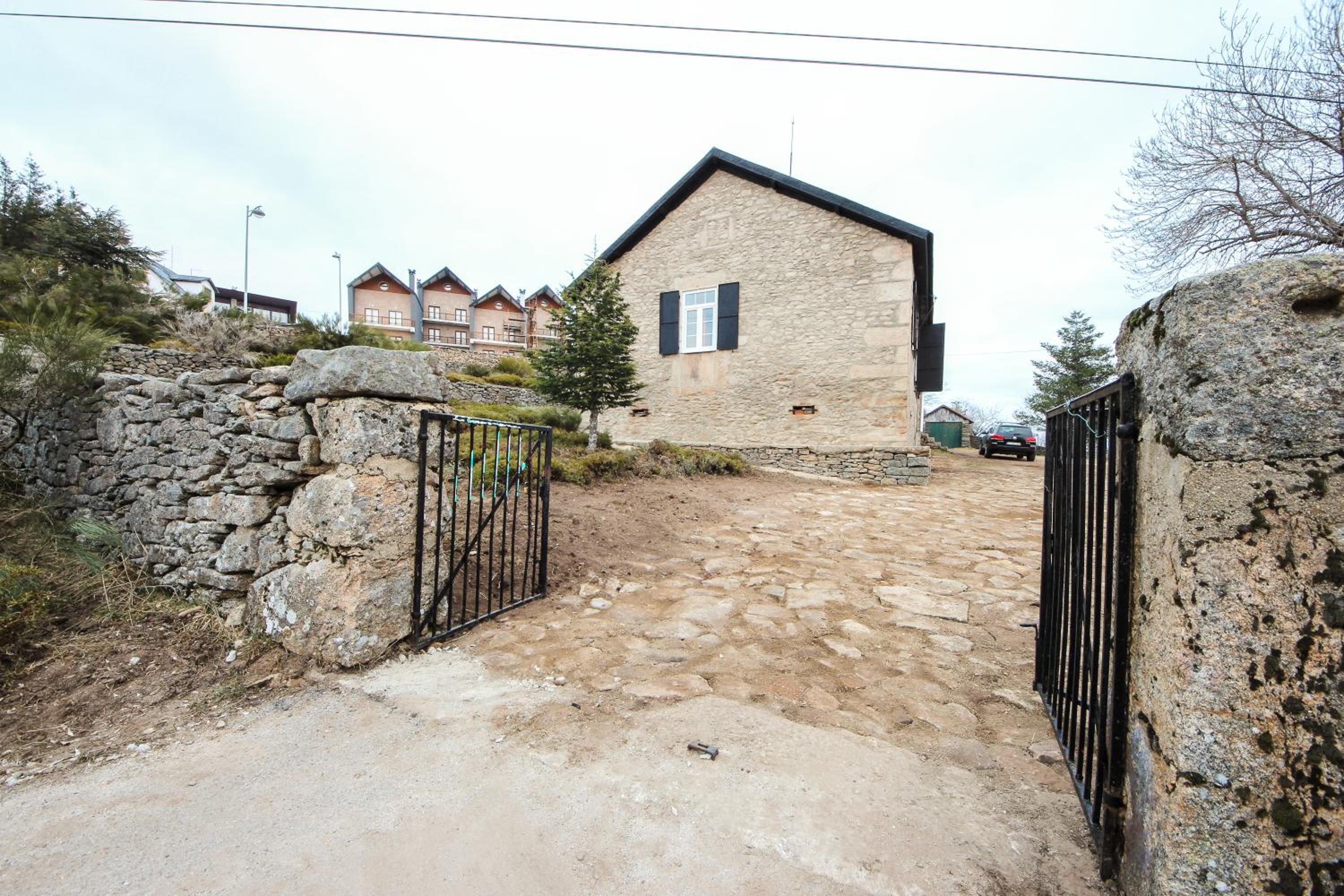 Mountain House/ Serra da Estrela view 3
