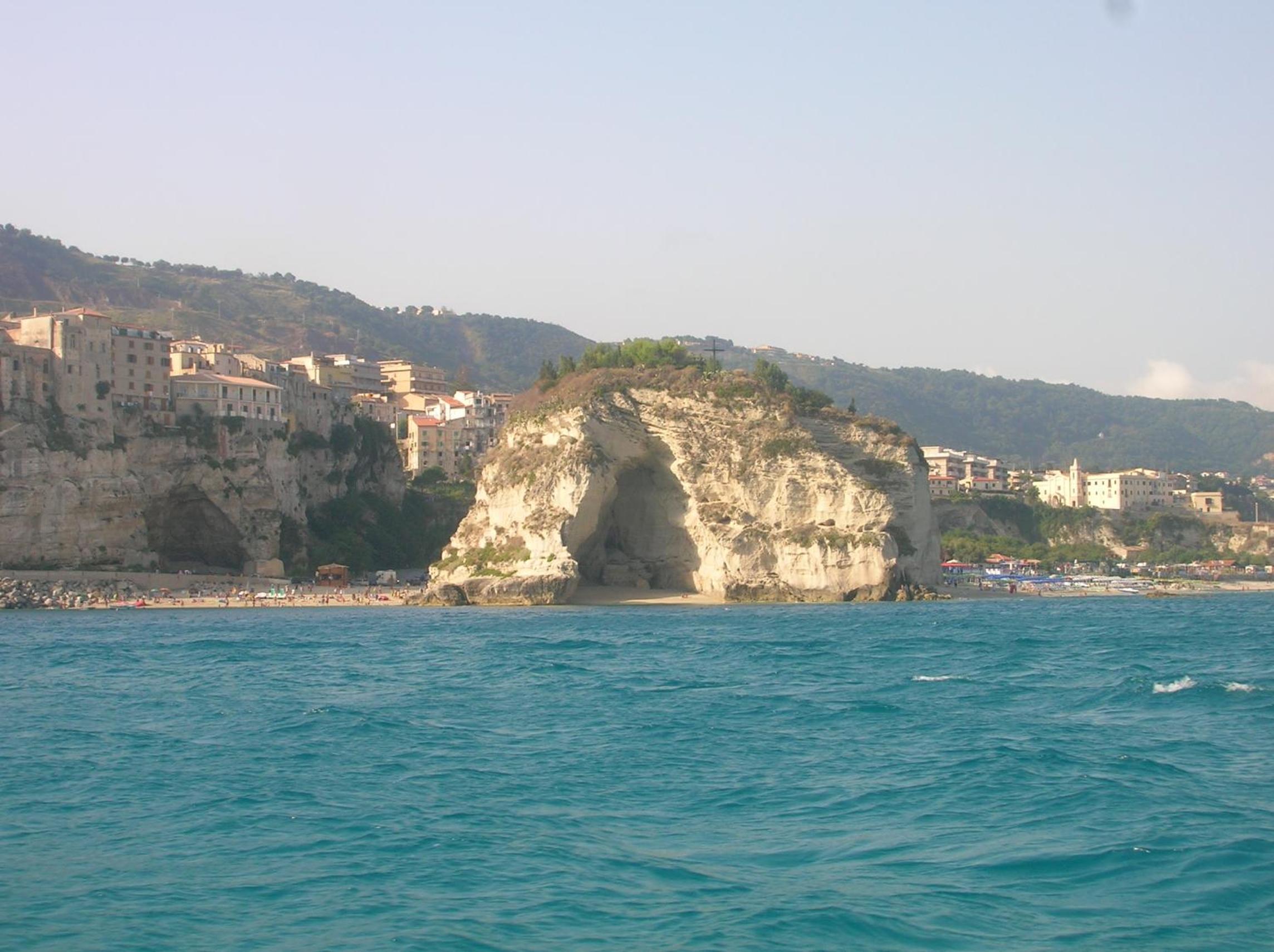 Camera Nella Roccia view 5