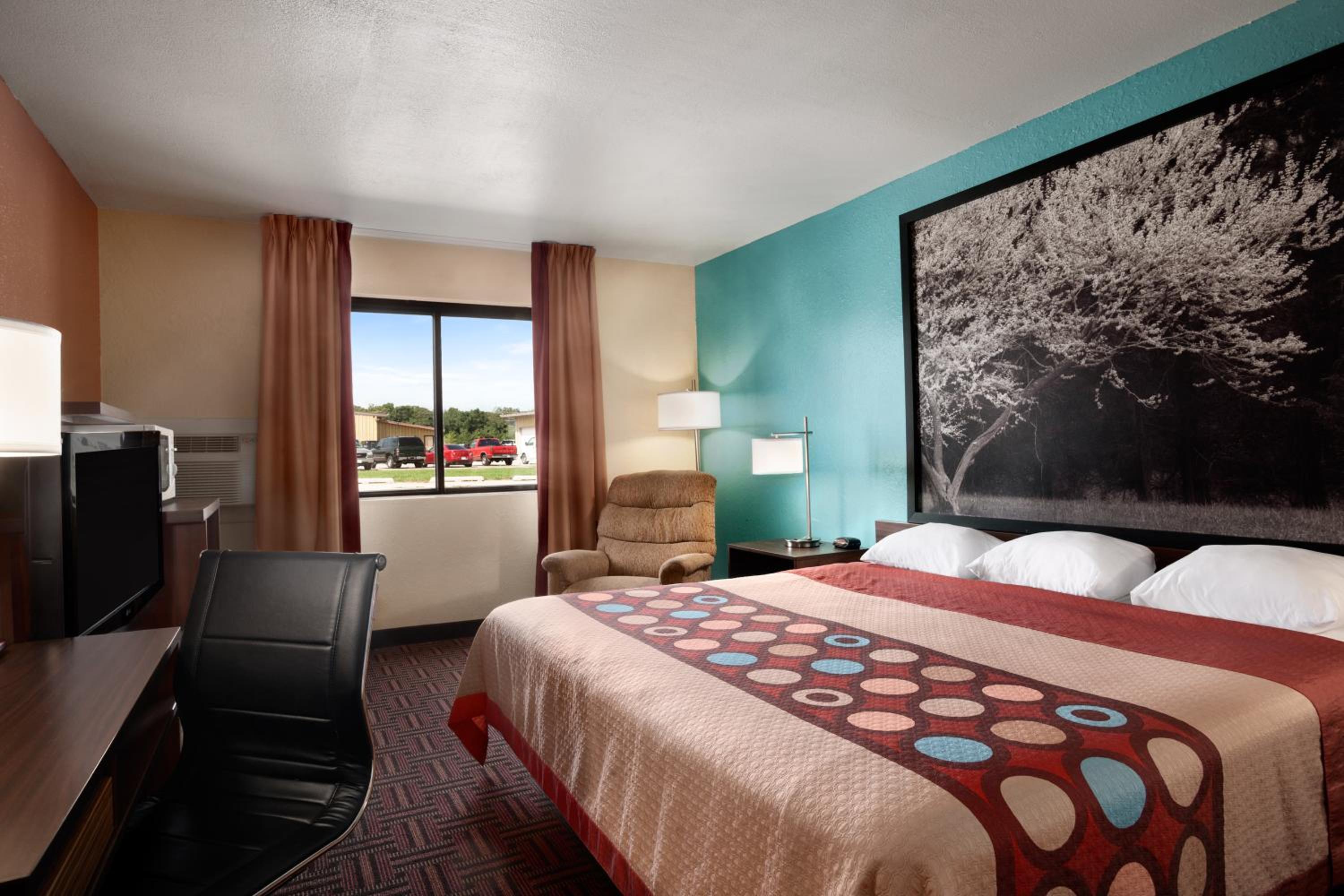 Effingham Vacations - Super 8 by Wyndham Effingham - Property Image 2