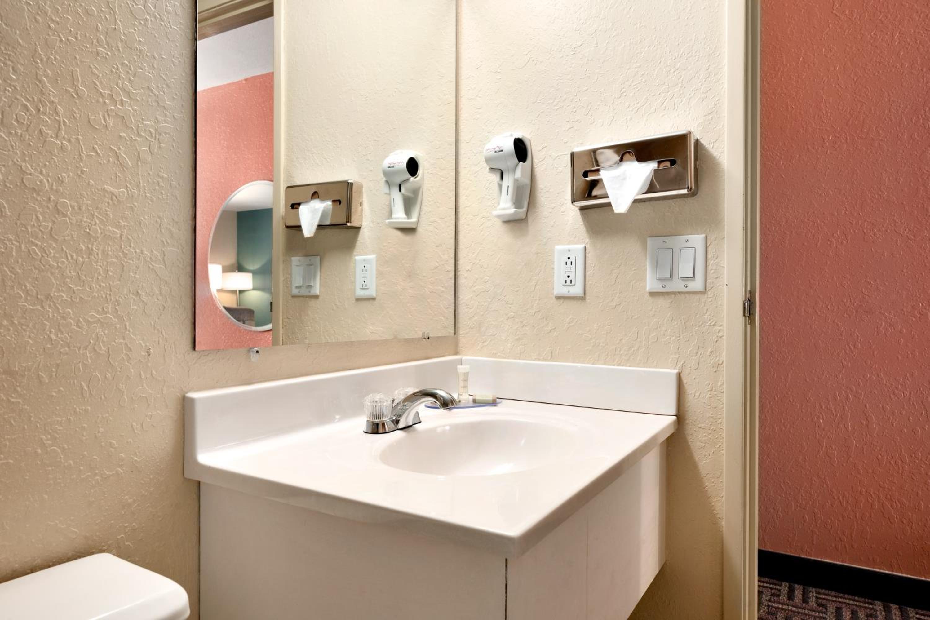 Effingham Vacations - Super 8 by Wyndham Effingham - Property Image 9