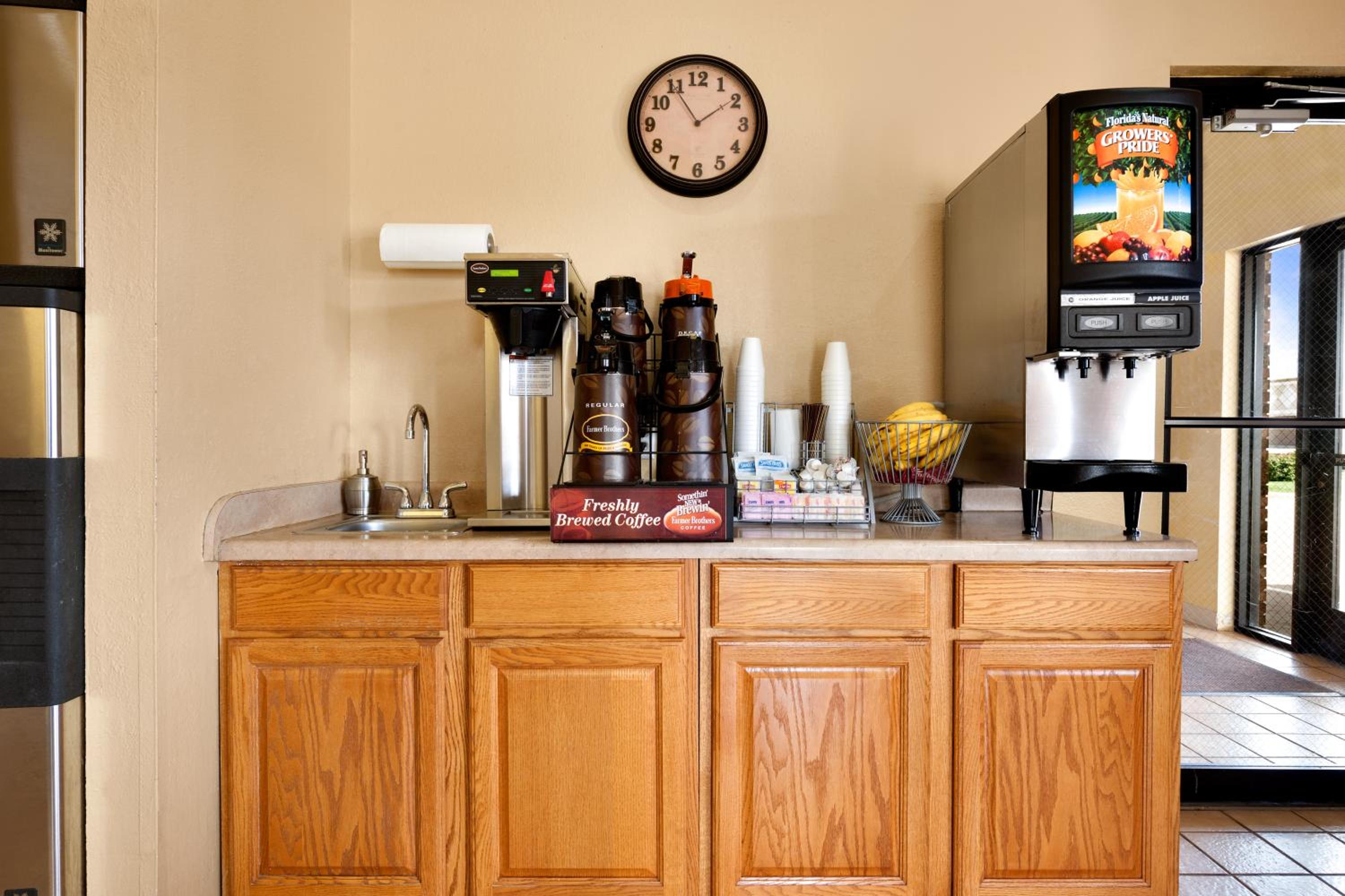 Effingham Vacations - Super 8 by Wyndham Effingham - Property Image 3
