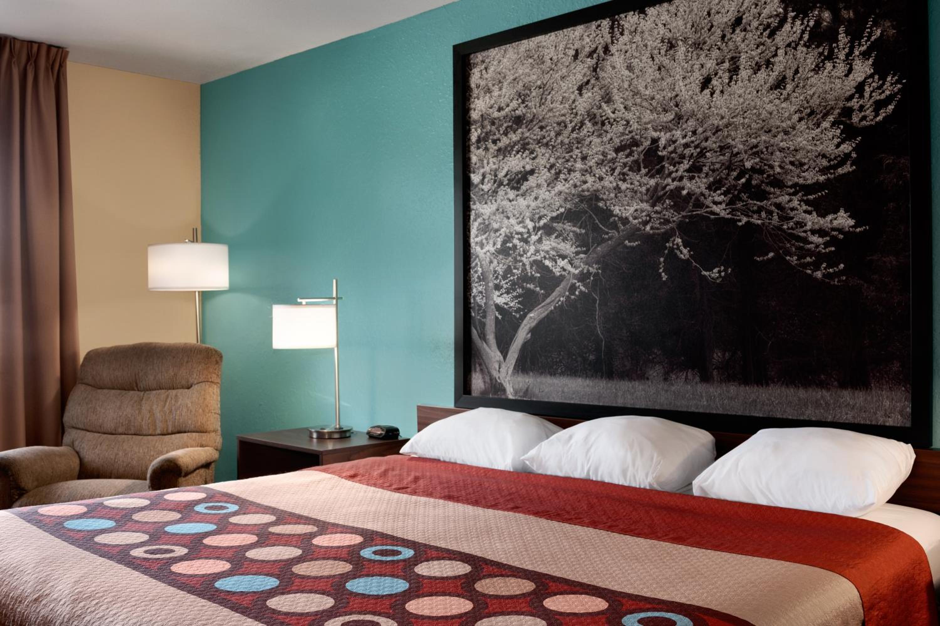 Effingham Vacations - Super 8 by Wyndham Effingham - Property Image 1