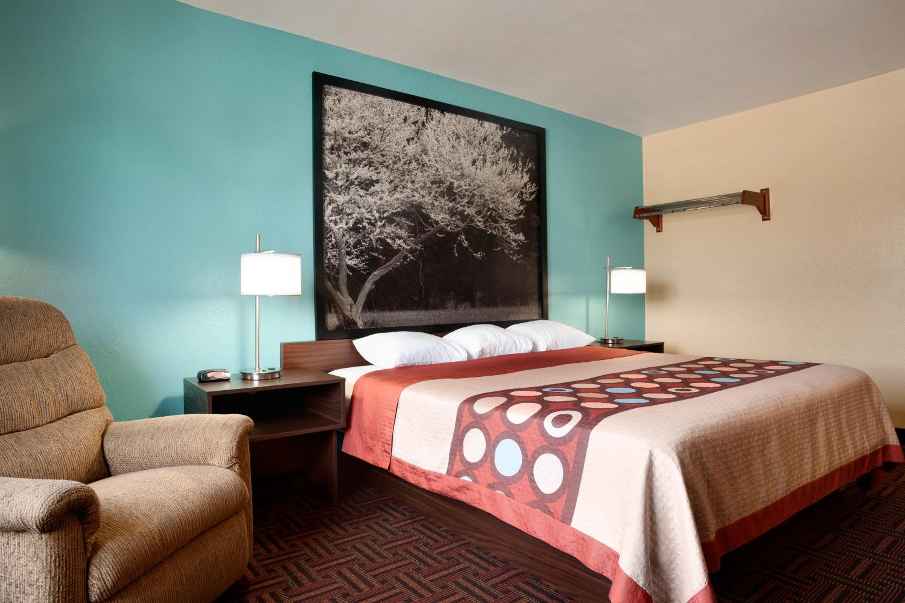 Effingham Vacations - Super 8 by Wyndham Effingham - Property Image 5
