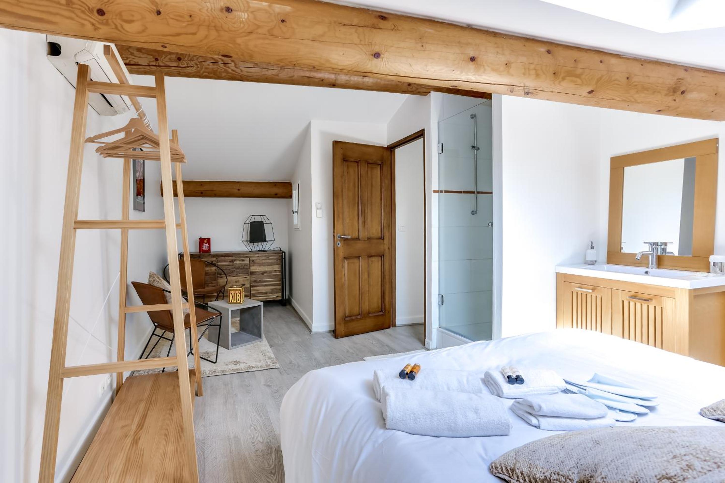 Le Patio Carreterie - Maison chaleureuse avec Jacuzzi Extérieur Privatif - Primée pour sa déco photo 4