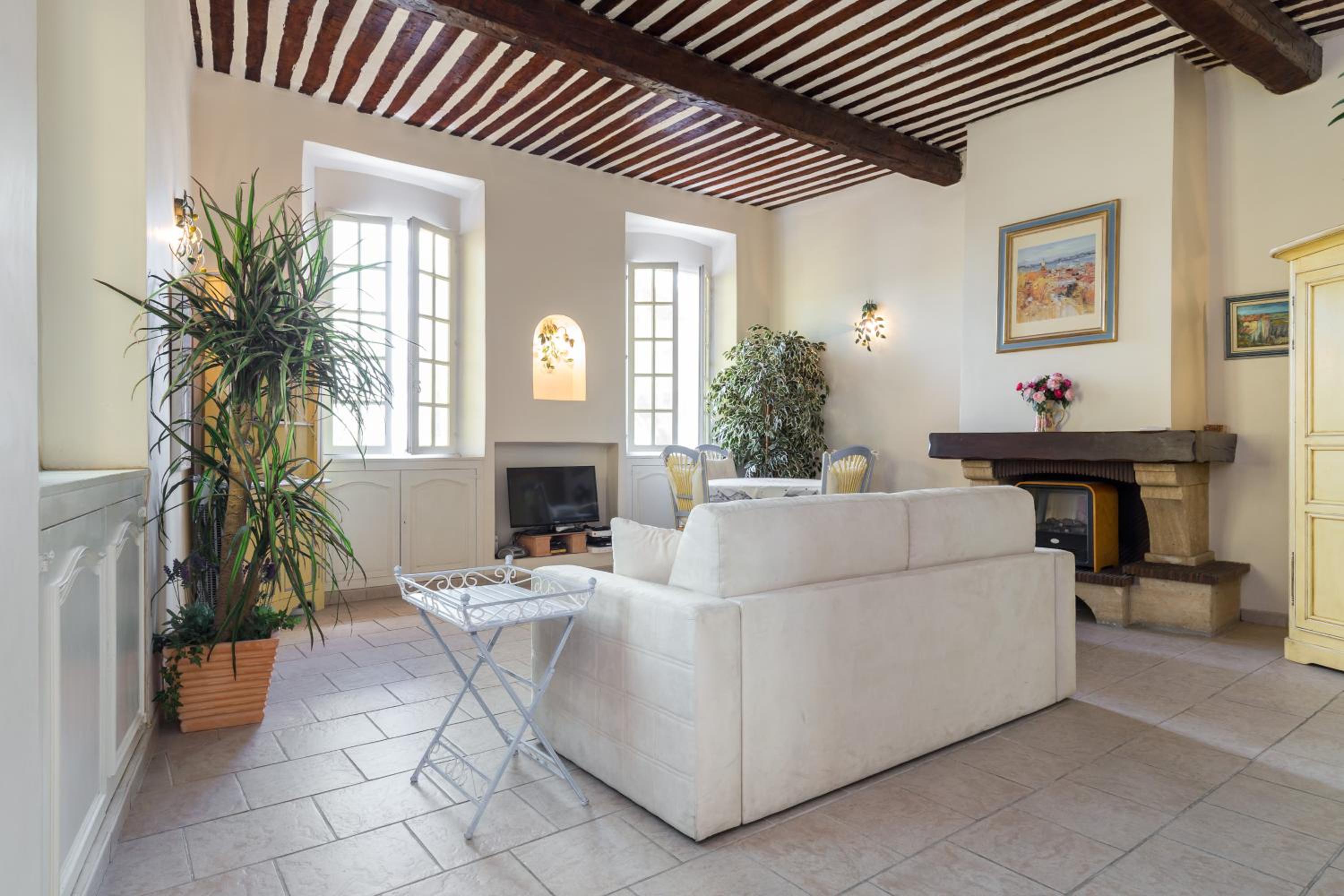 Very charming studio apartment on port in Cannes a short walk to Palais with Aircon and internet 411