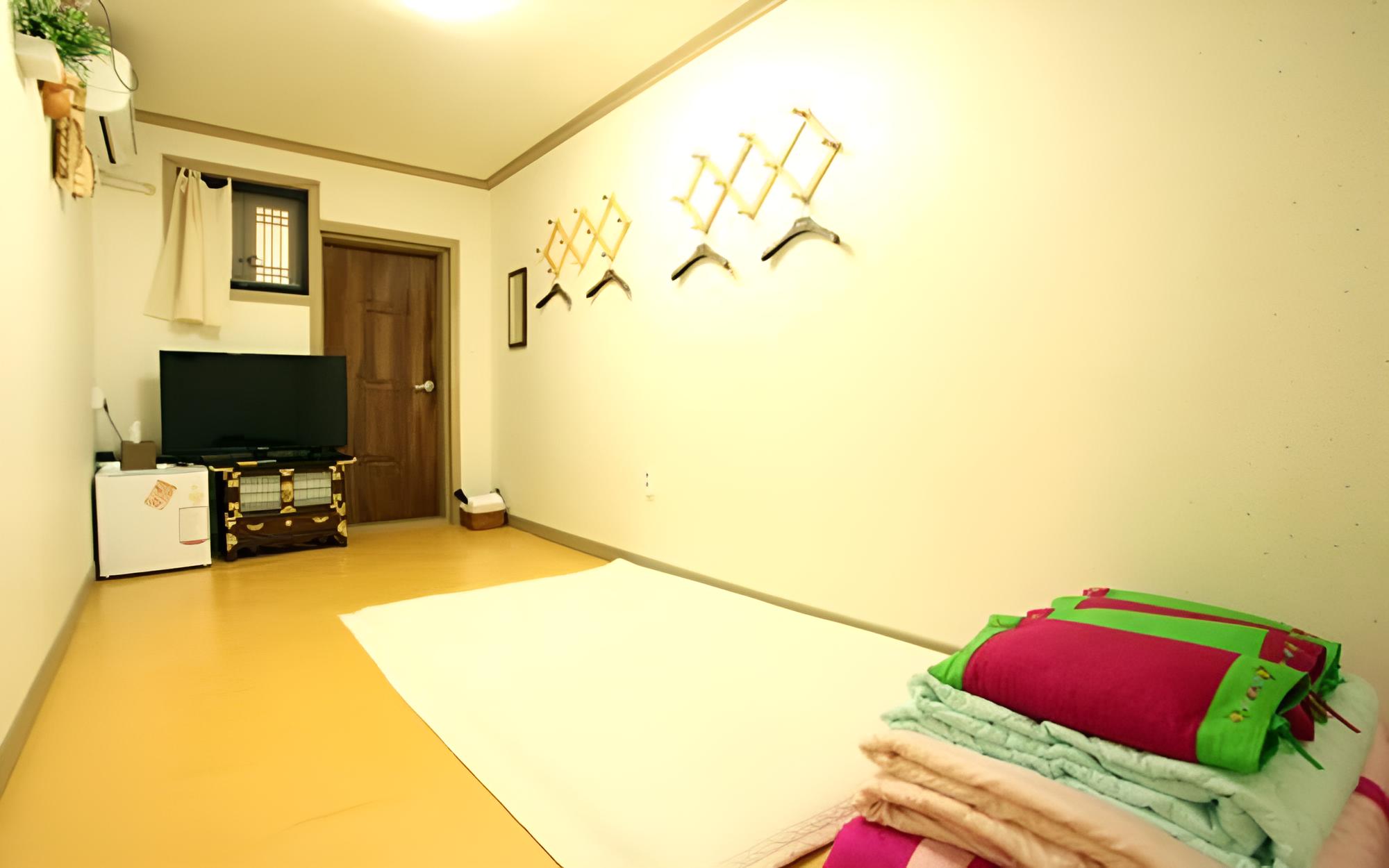 Jeonju Gyodong Baekjak Hanok Stay