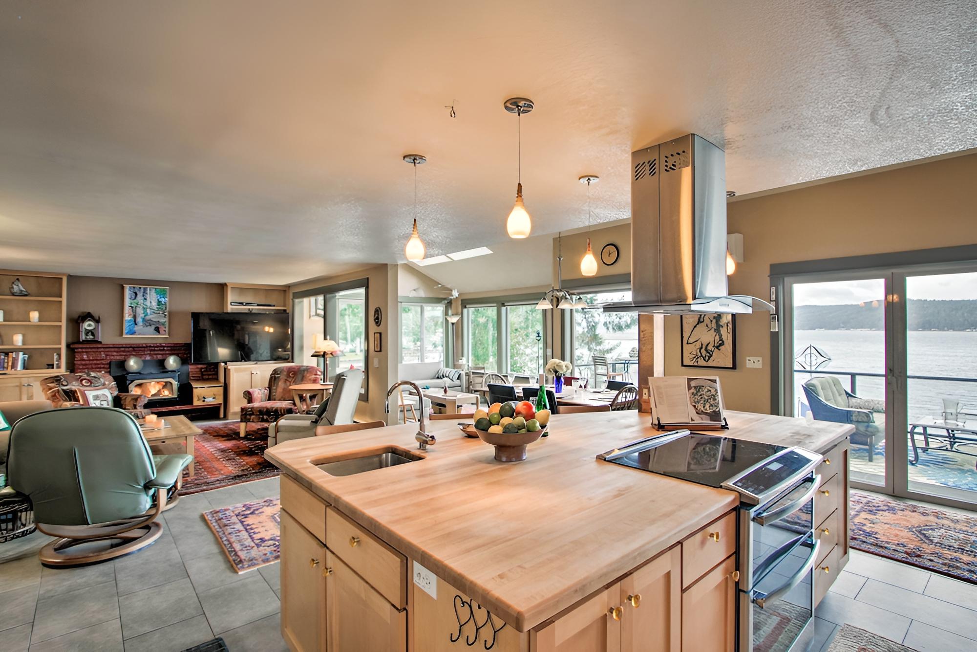 Beautiful Home on Hood Canal w/ Hot Tub & Dock!