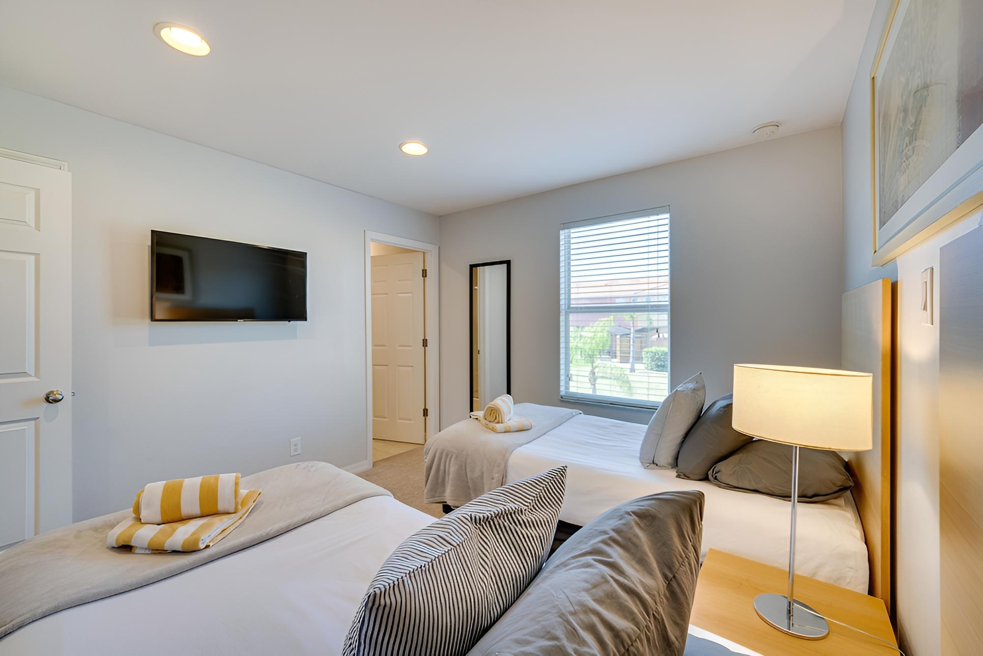 Kissimmee Townhome w/ Lanai: 4 Mi to Disney World!