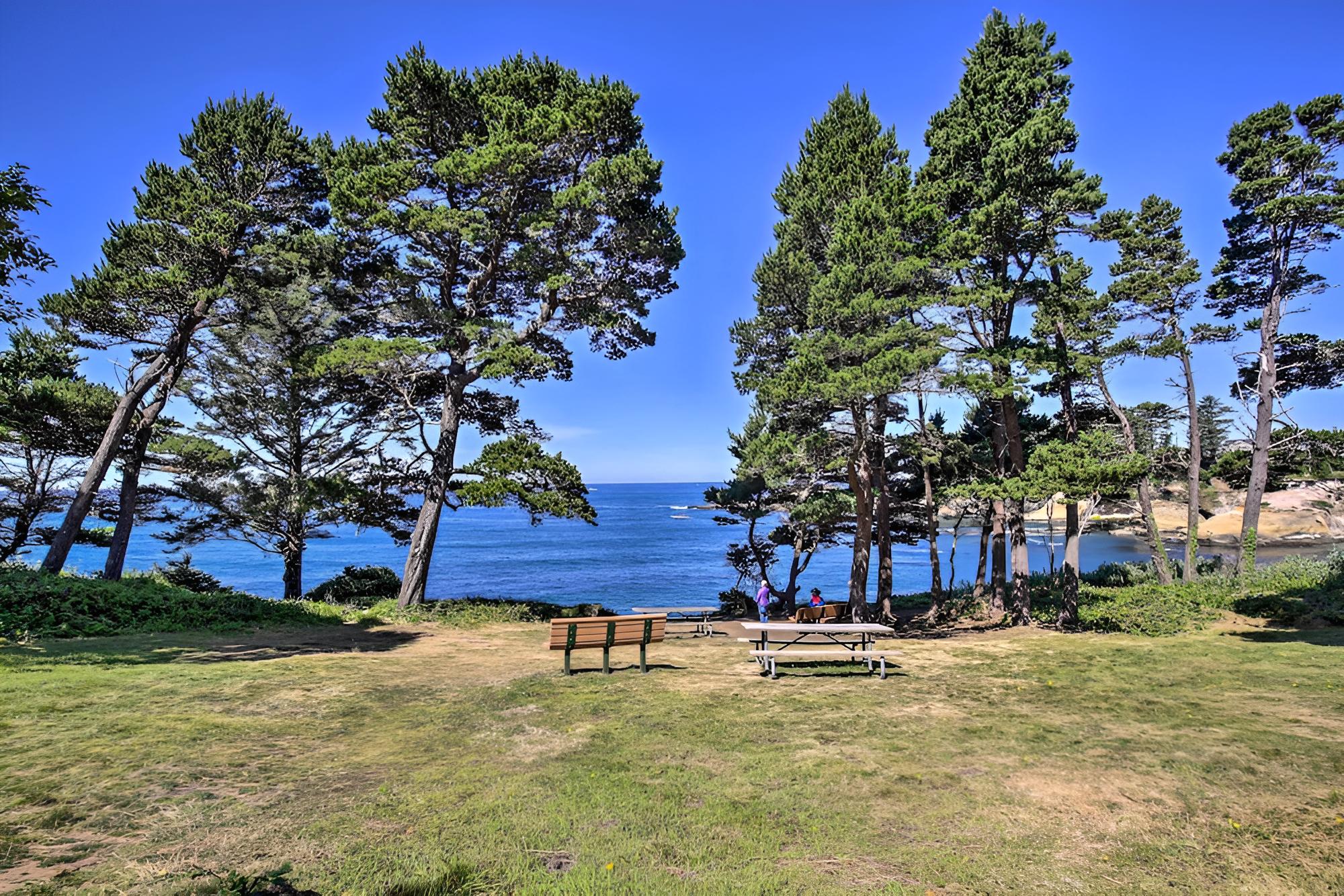 Cozy Depoe Bay Hideaway, Steps to Scenic View
