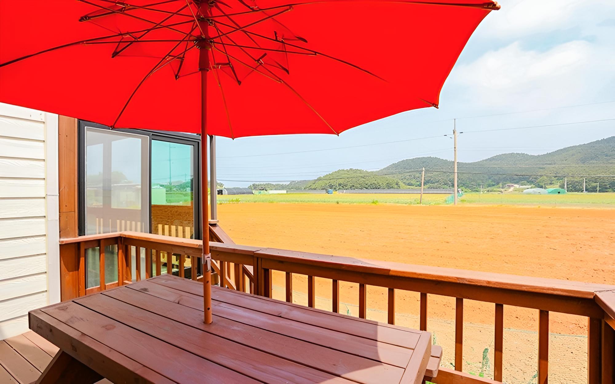 Taean Teuranjageunseong Pension