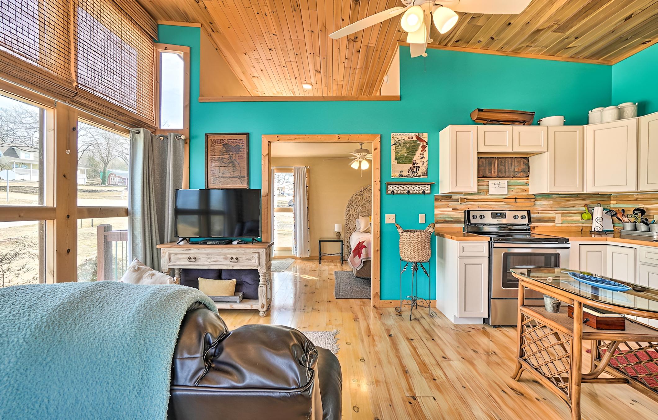 Quaint Diamond City Studio - Walk to Lake!