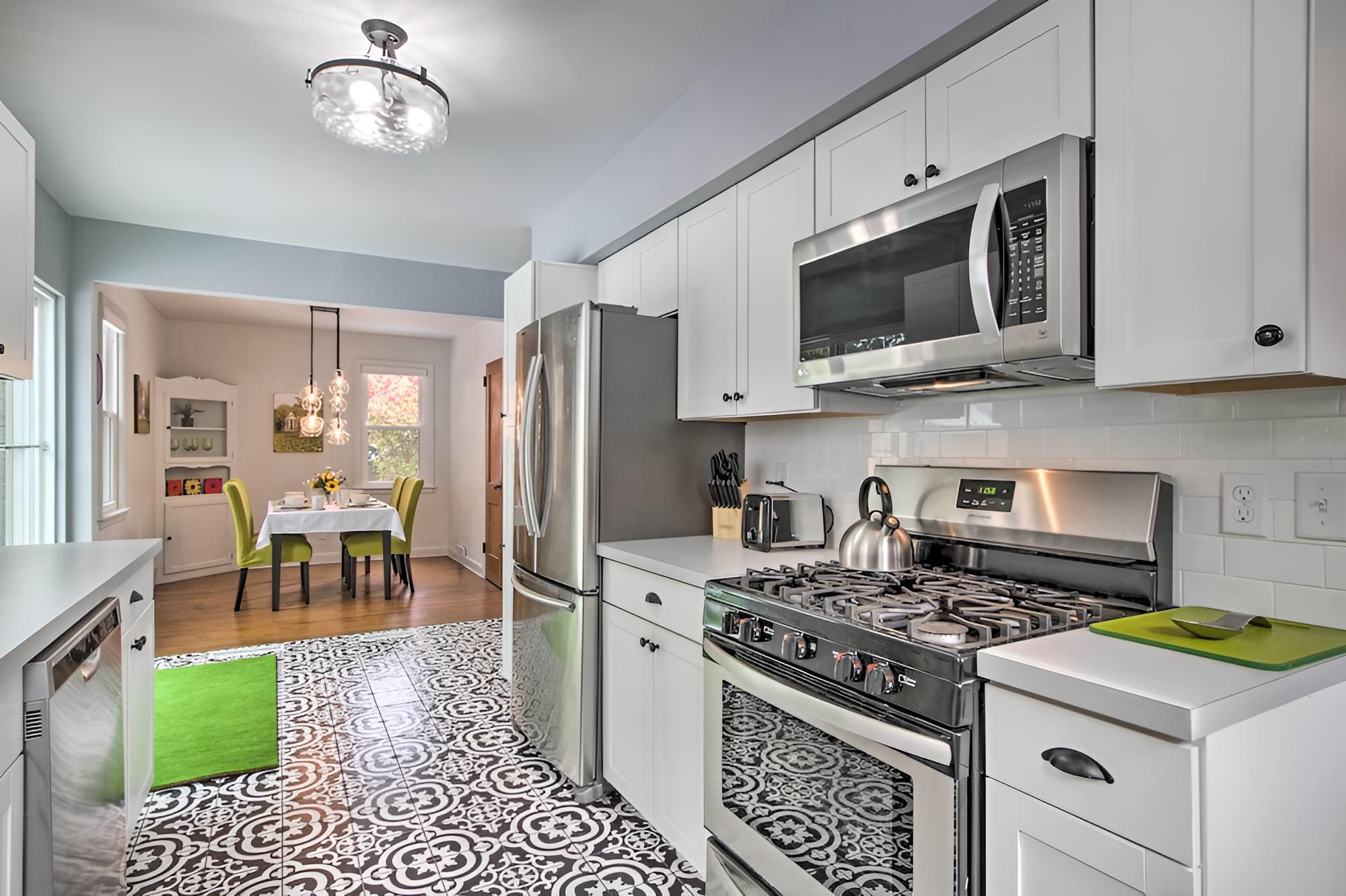 Renovated Historic Home < 1 Mile to Eagle Point!
