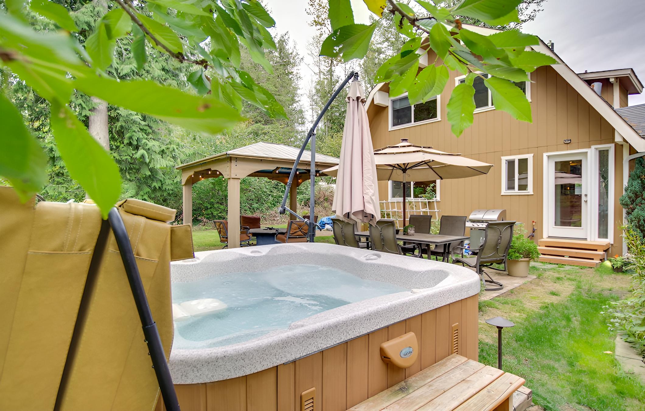 Owls Nest - Cozy Cabin w/ Hot Tub & Fireplace!