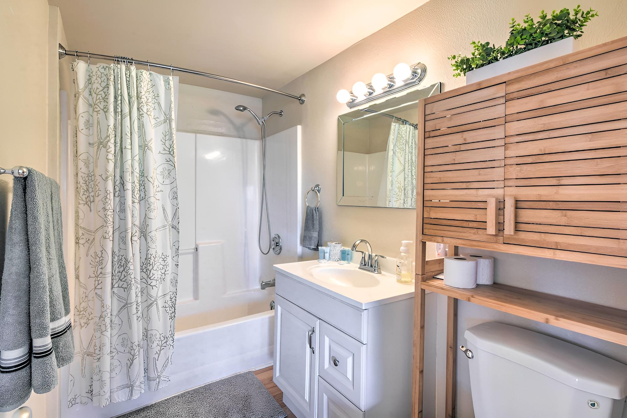 Vibrant Freeport Home: Walk to Sunny Beaches!
