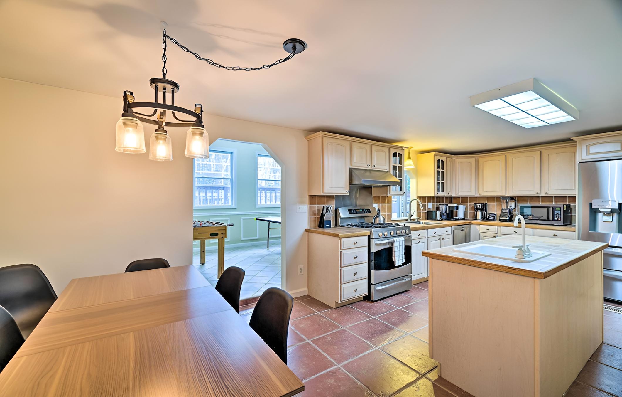 East Stroudsburg House w/ Hot Tub + Pool!