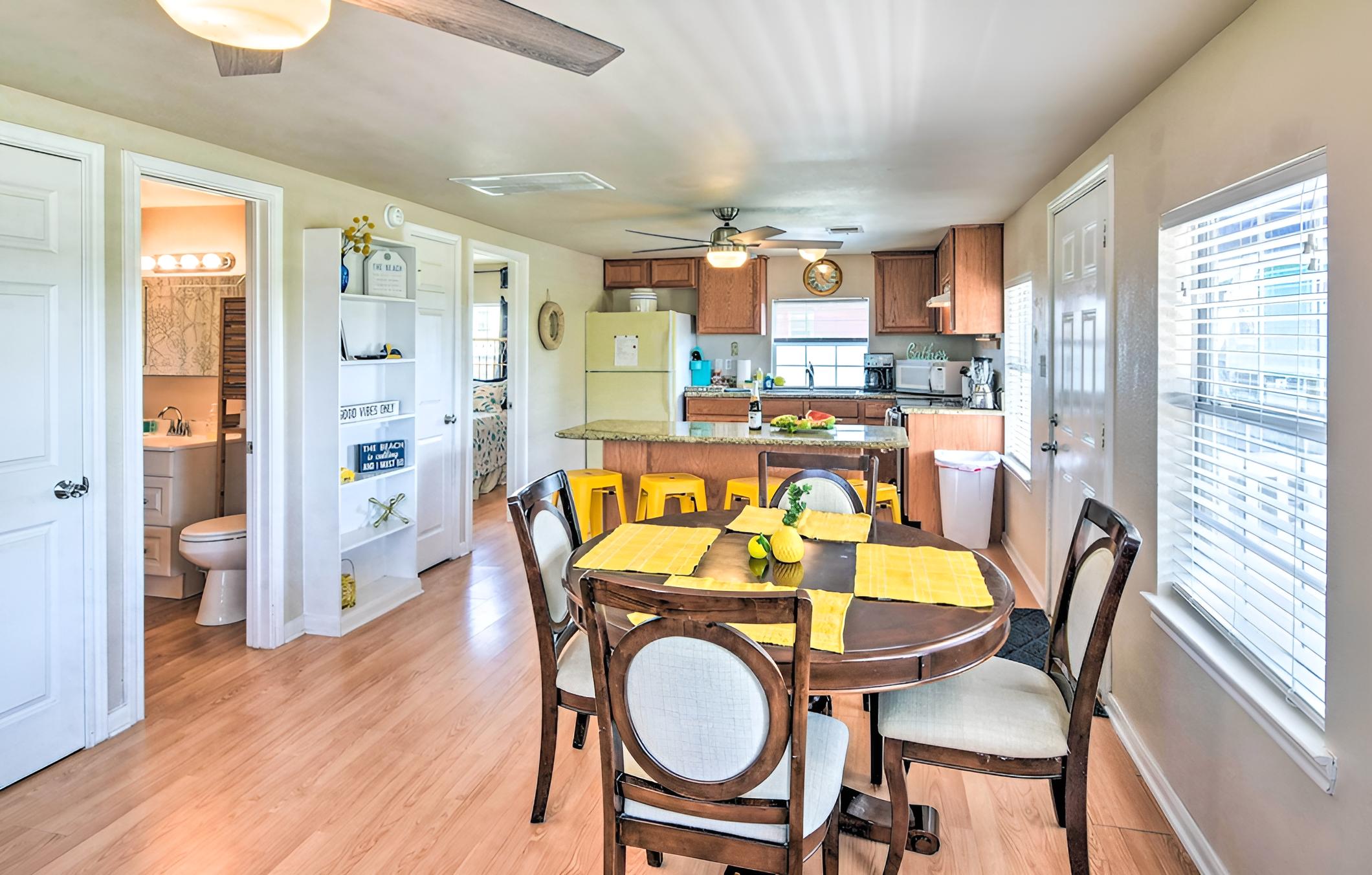 Vibrant Freeport Home: Walk to Sunny Beaches!