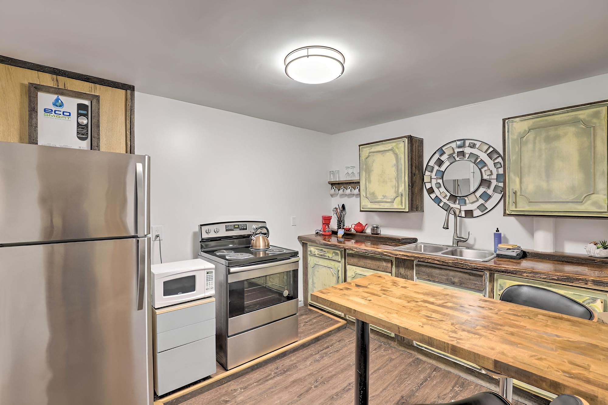 Burnsville Apt w/ River View - 10 Mi to Hiking!