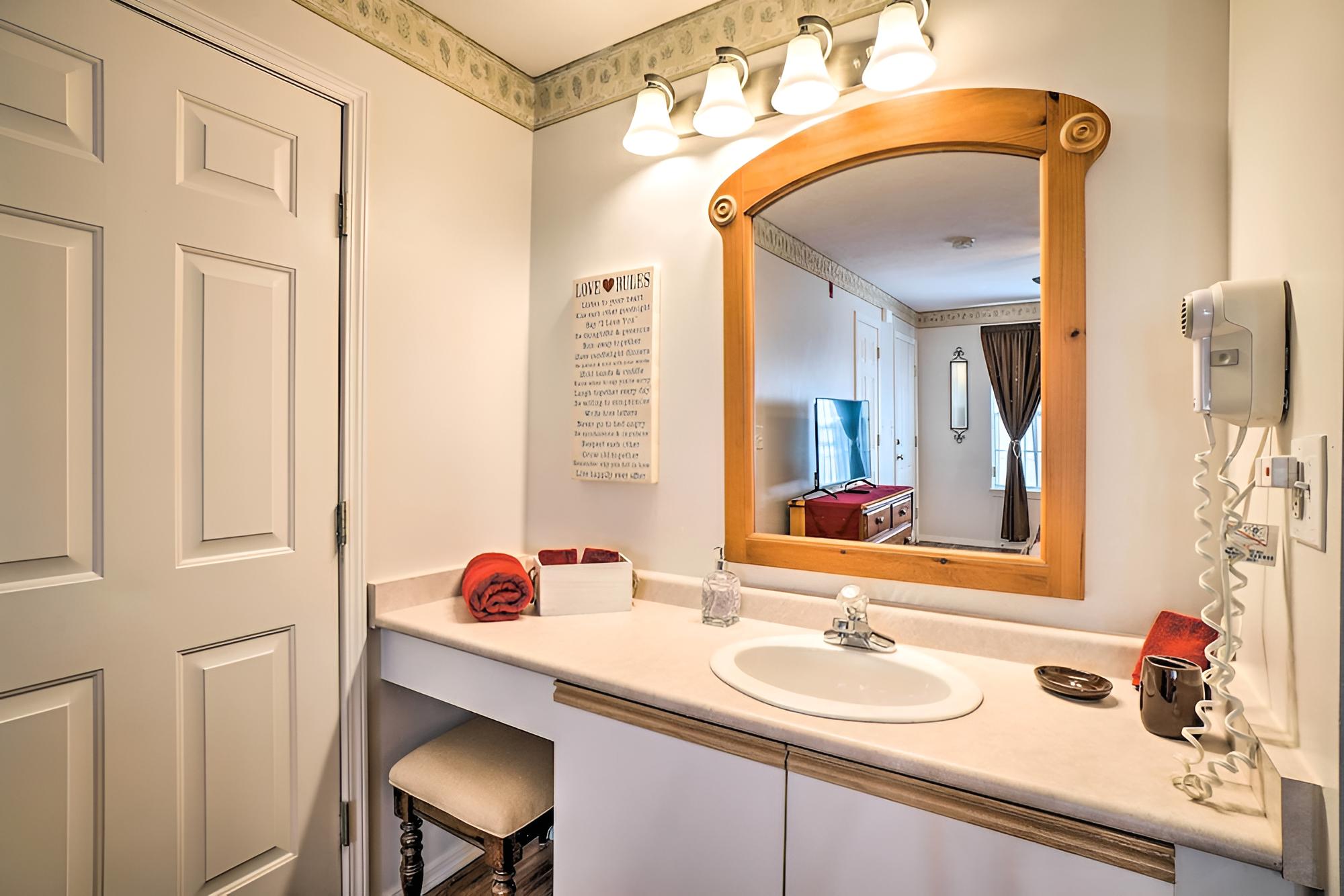 Cozy Branson Condo w/ Water Views + Golf Course!