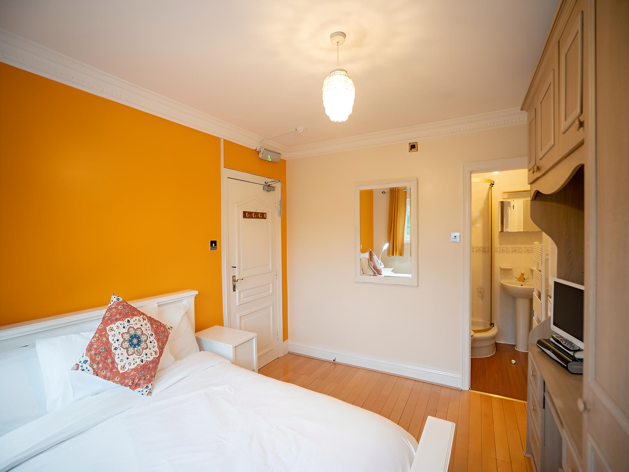 OakCroft GuestHouse Manchester Airport