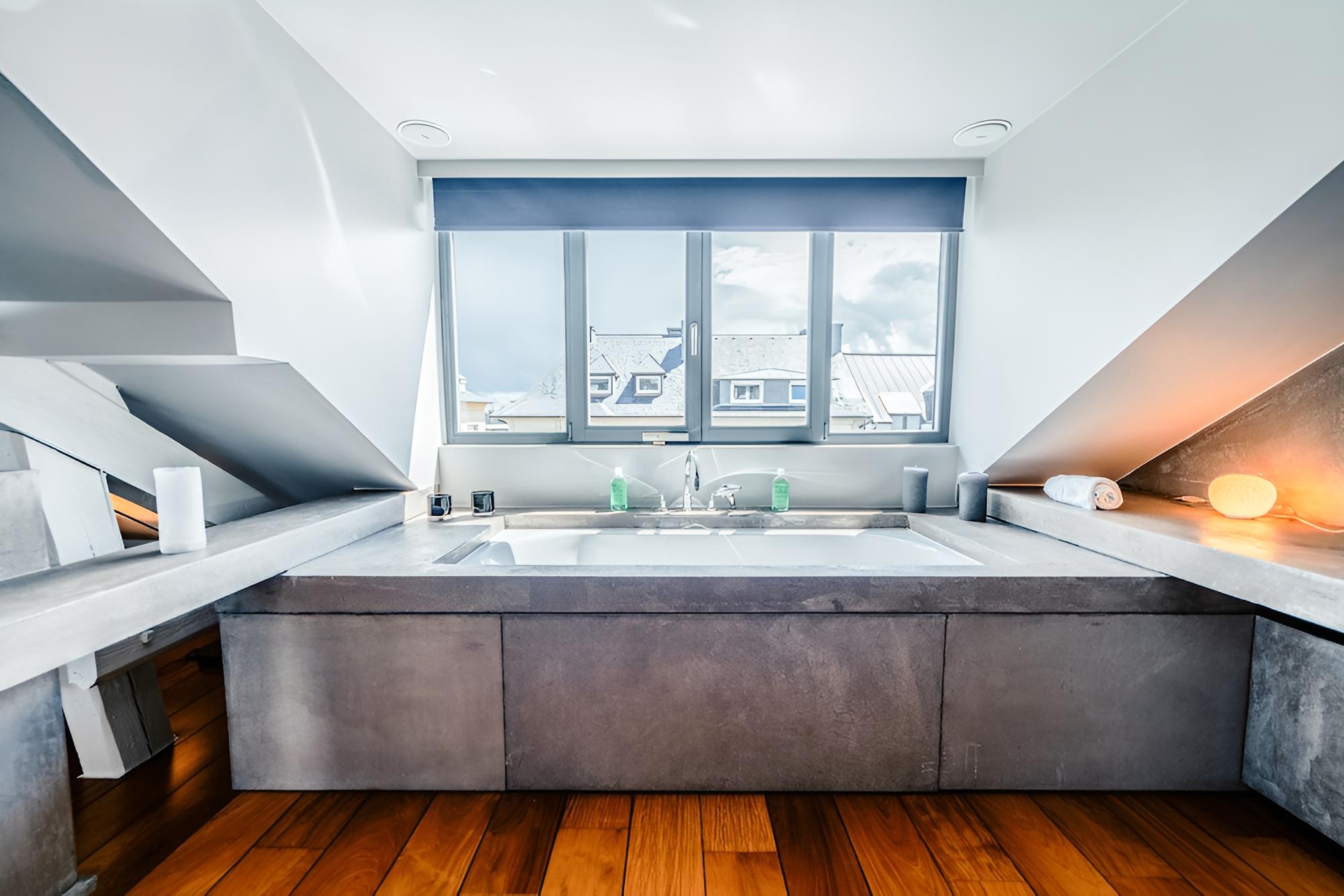 Luxurious 1BR Apt w Prkg & Jacuzzi Btub