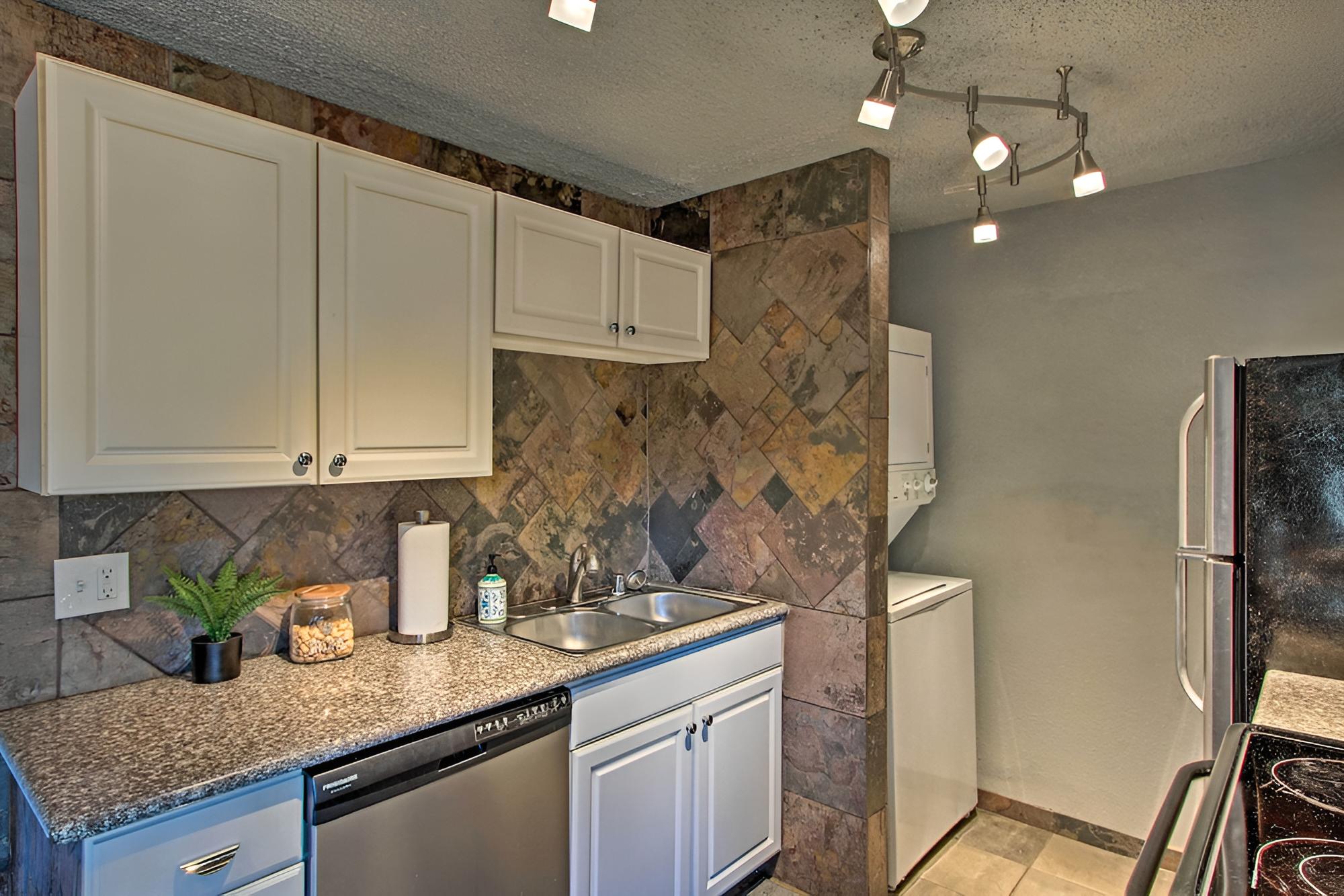 Townhome w/ Yard: 3 Mi to Camp Murray & Jblm