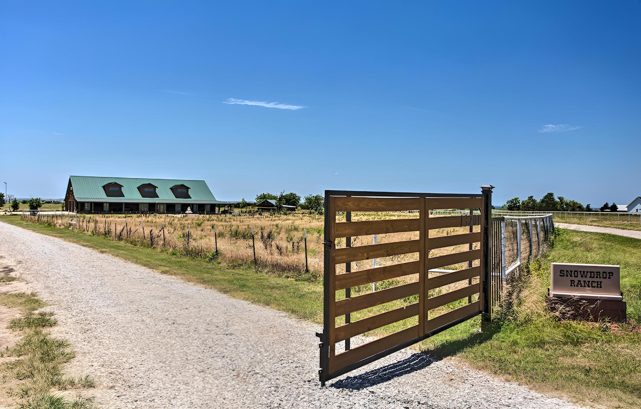 11-acre Log Cabin w/ Jungle Gym & Sand Volleyball