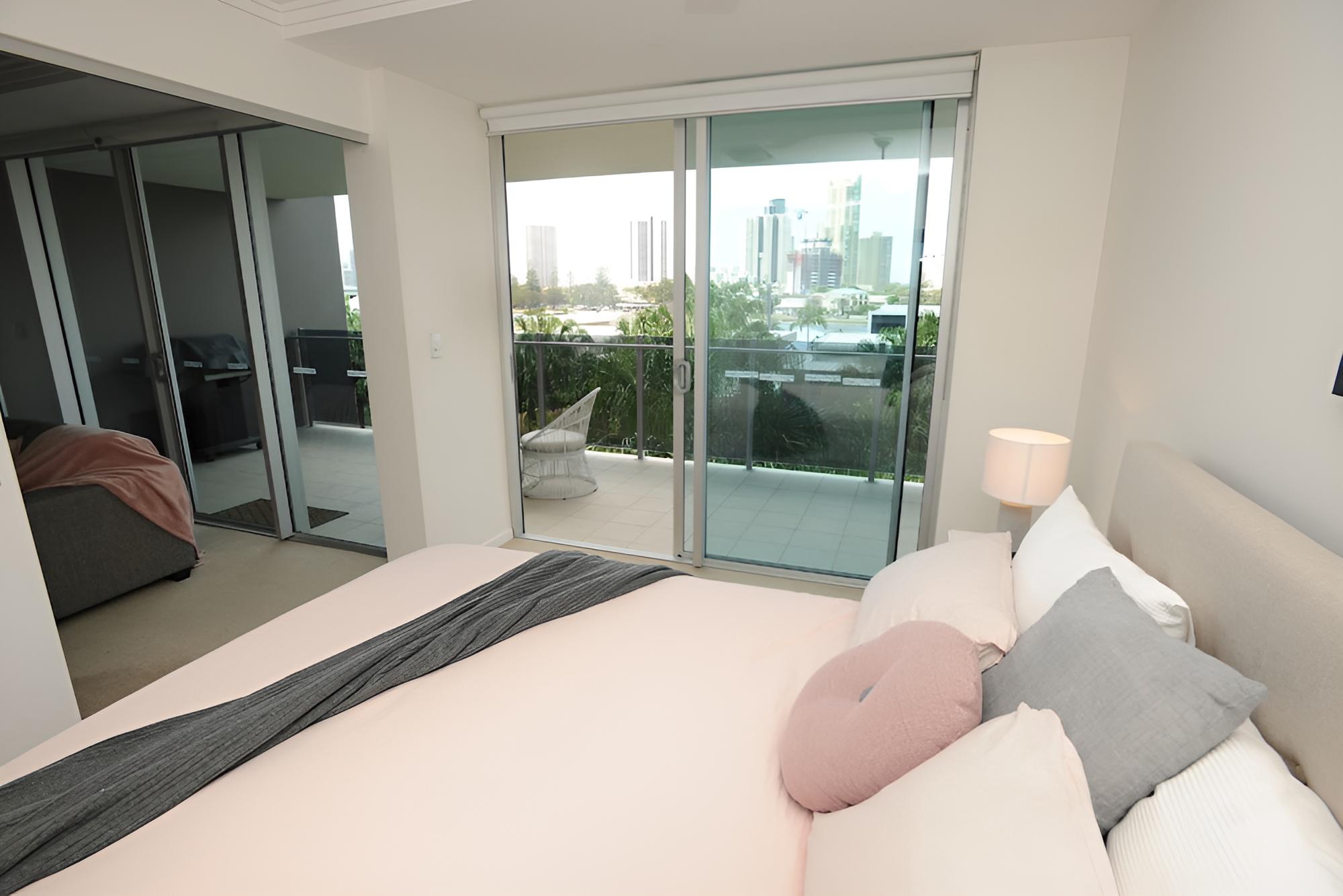 Surfers Paradise Suite with Pool and Spa