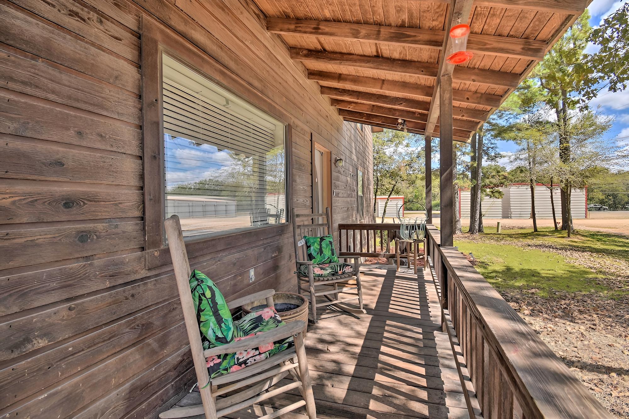Broken Bow Cabin w/ Private Deck ~ 5 Mi to Lake!