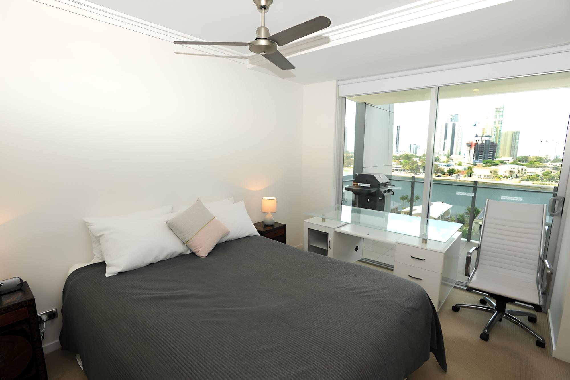 Surfers Paradise Suite with Pool and Spa