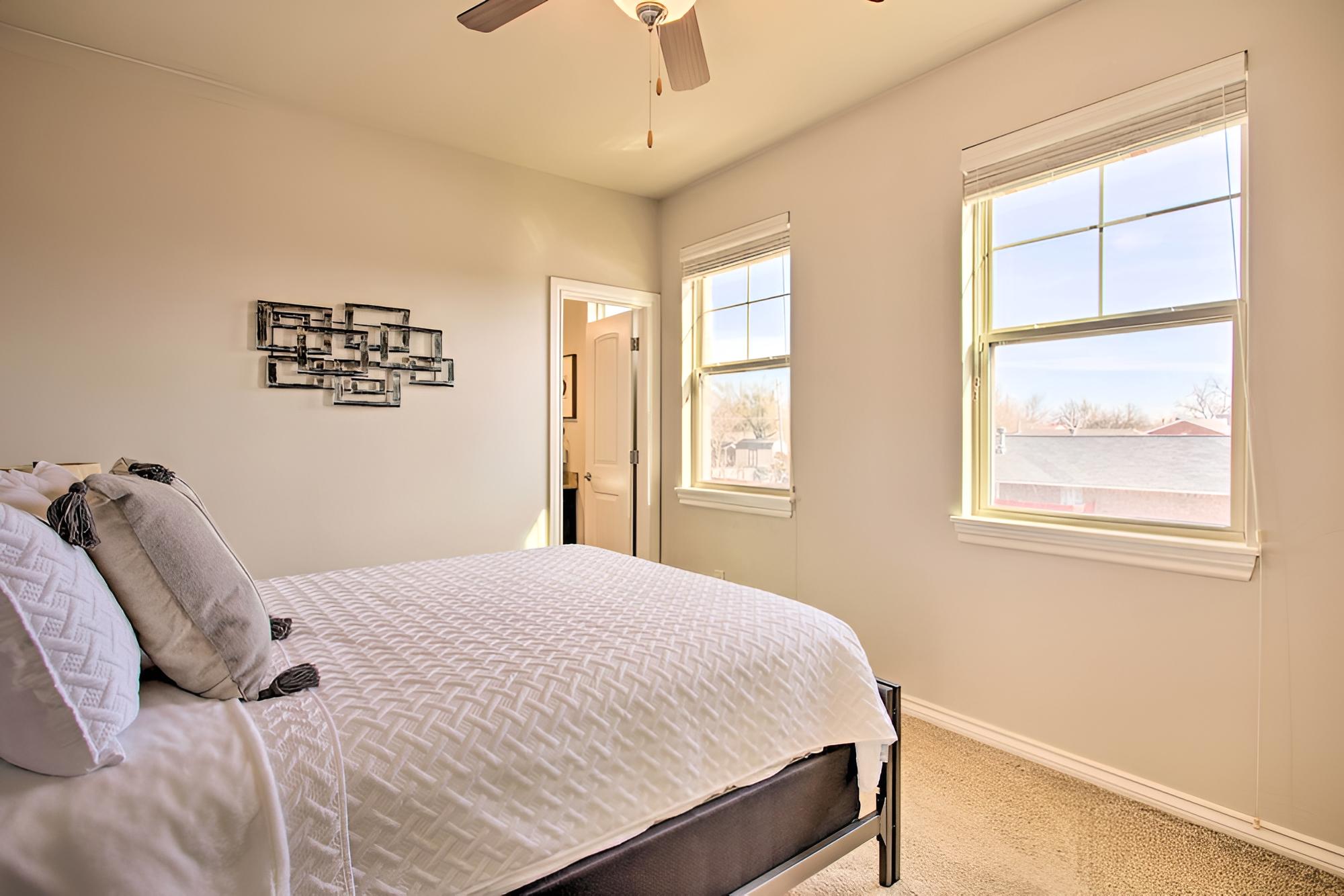 Edmond Oasis w/ Rooftop Lounge: Walk to Dtwn!