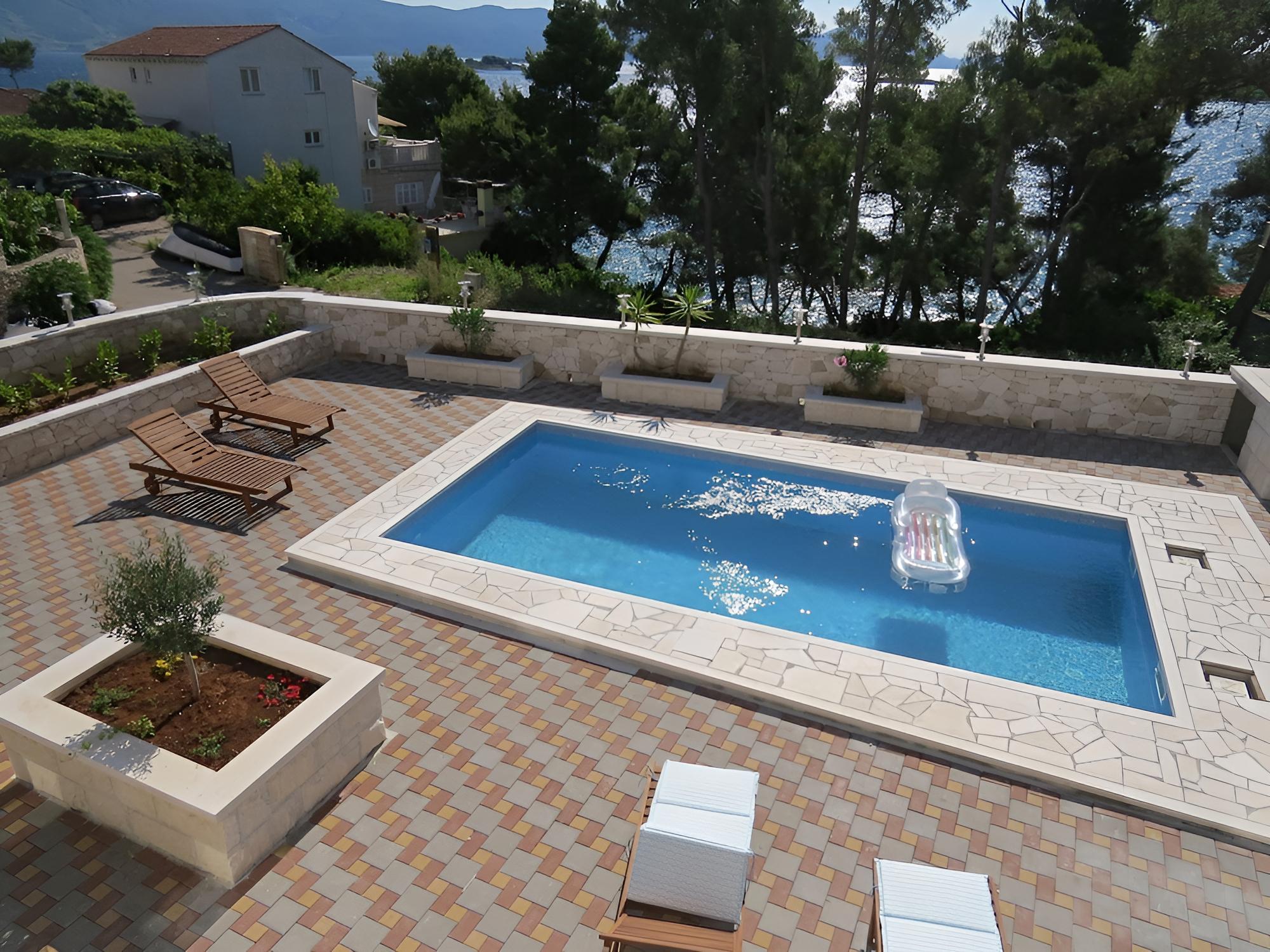 Sandra - With Swimming Pool - H