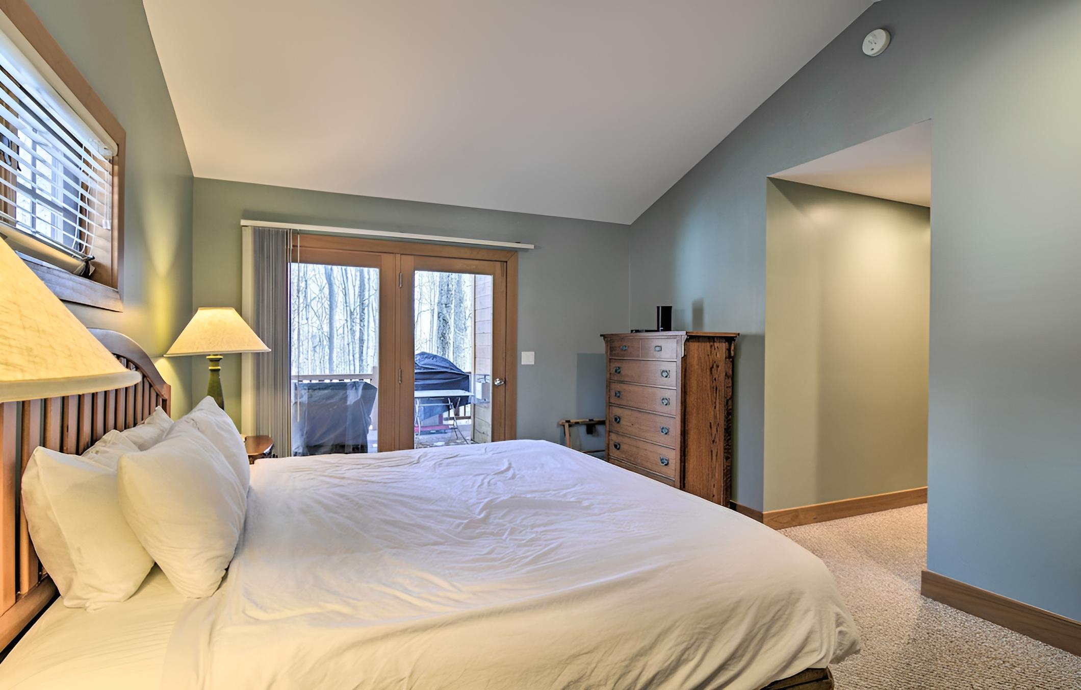 Cozy Boyne Falls Home - Walk to Slopes & Fairways!
