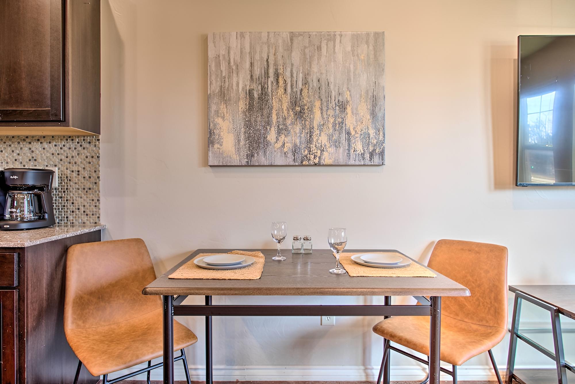 Edmond Oasis w/ Rooftop Lounge: Walk to Dtwn!