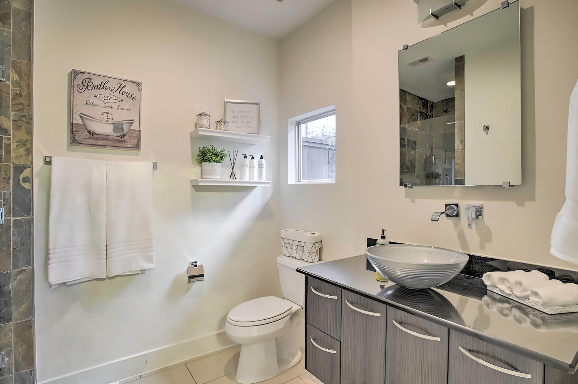 Central Houston Townhome ~ 1 Mi to Downtown!