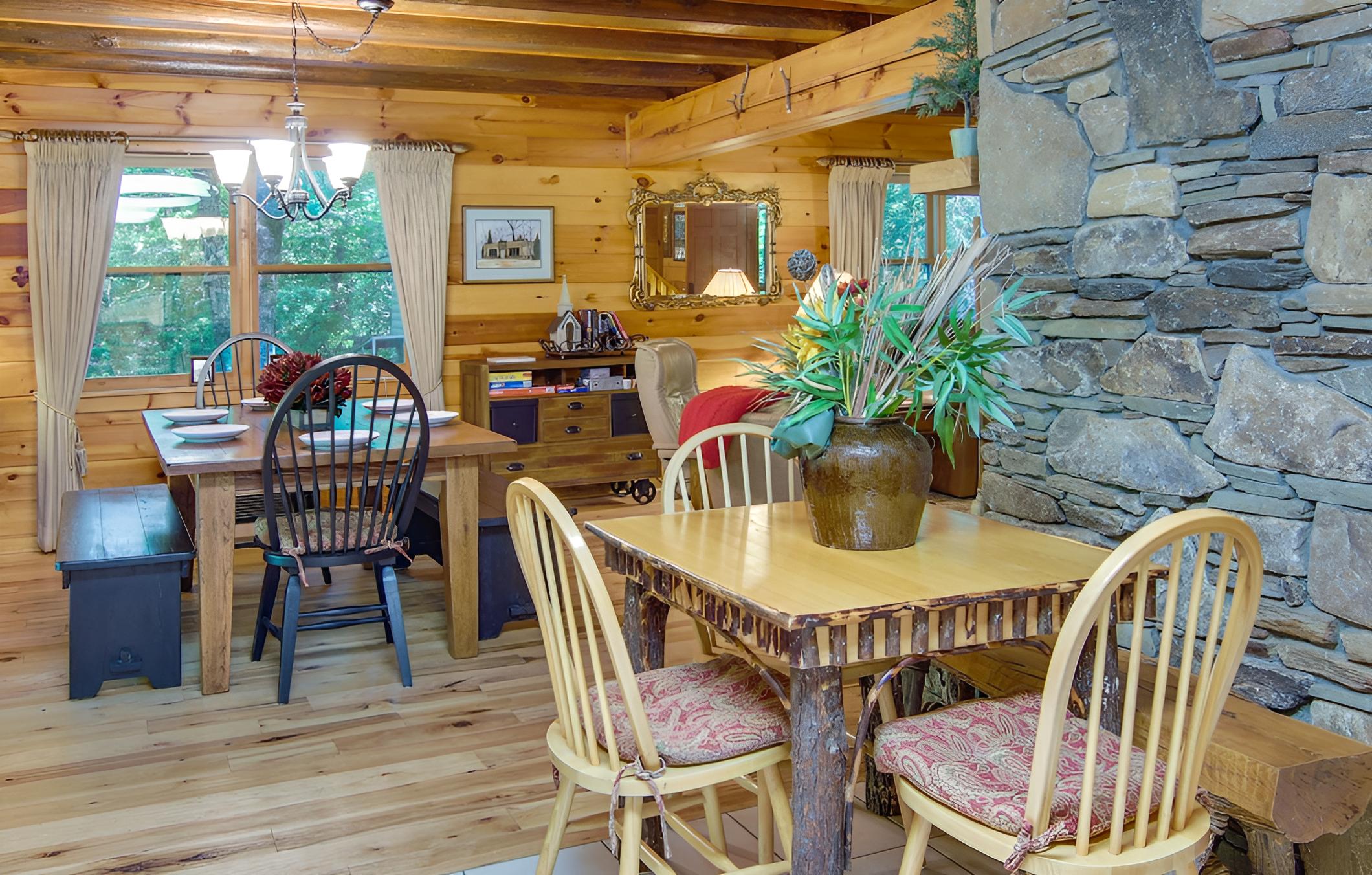 Secluded Rustic Cabin Next to South Toe River!
